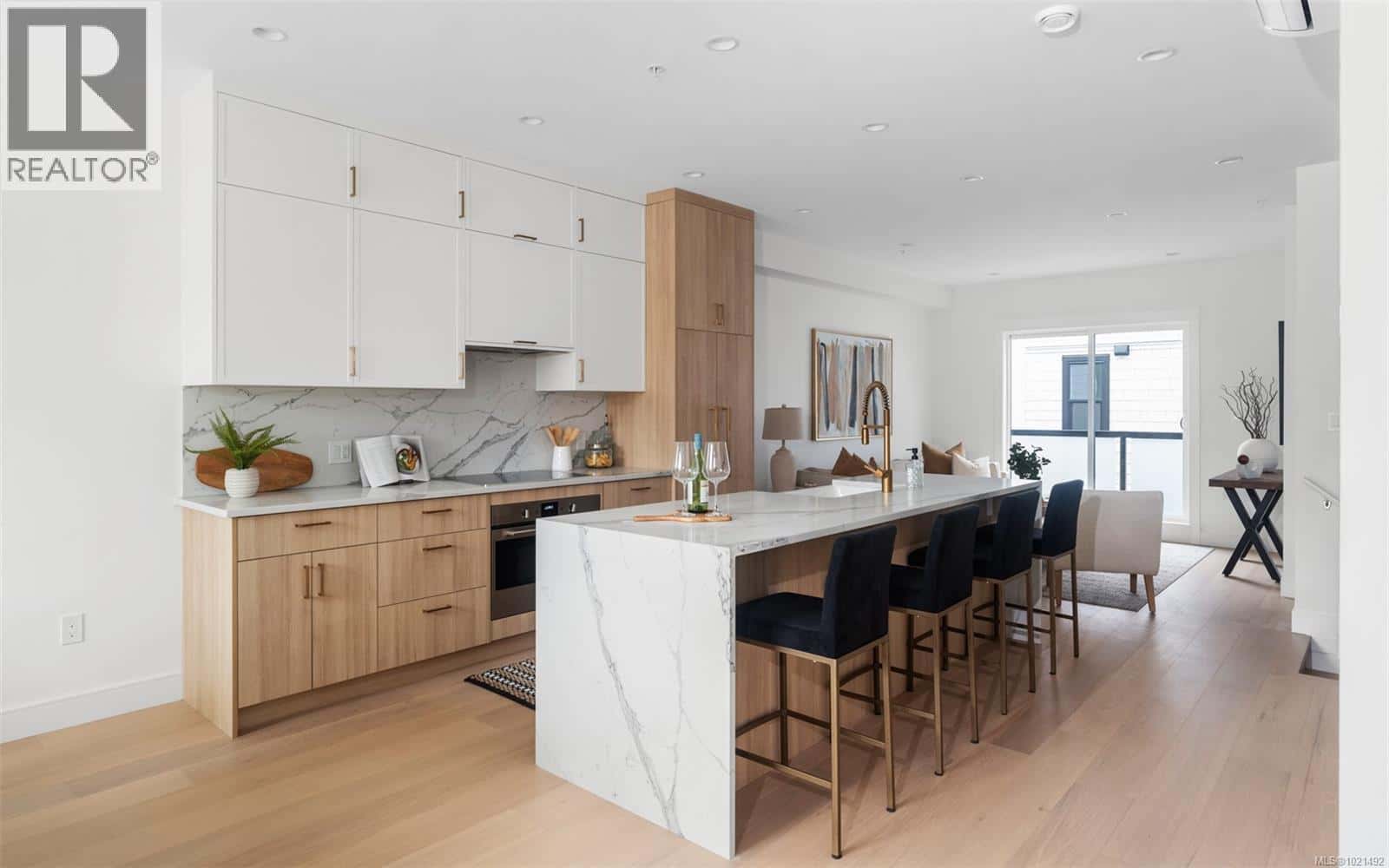 6 820 Dunsmuir Rd — Esquimalt, British Columbia - Photo 3 of 33