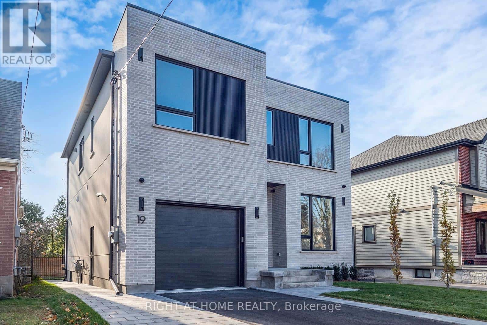 19 PUTNEY ROAD — Toronto (Alderwood), Ontario - Photo 2 of 48