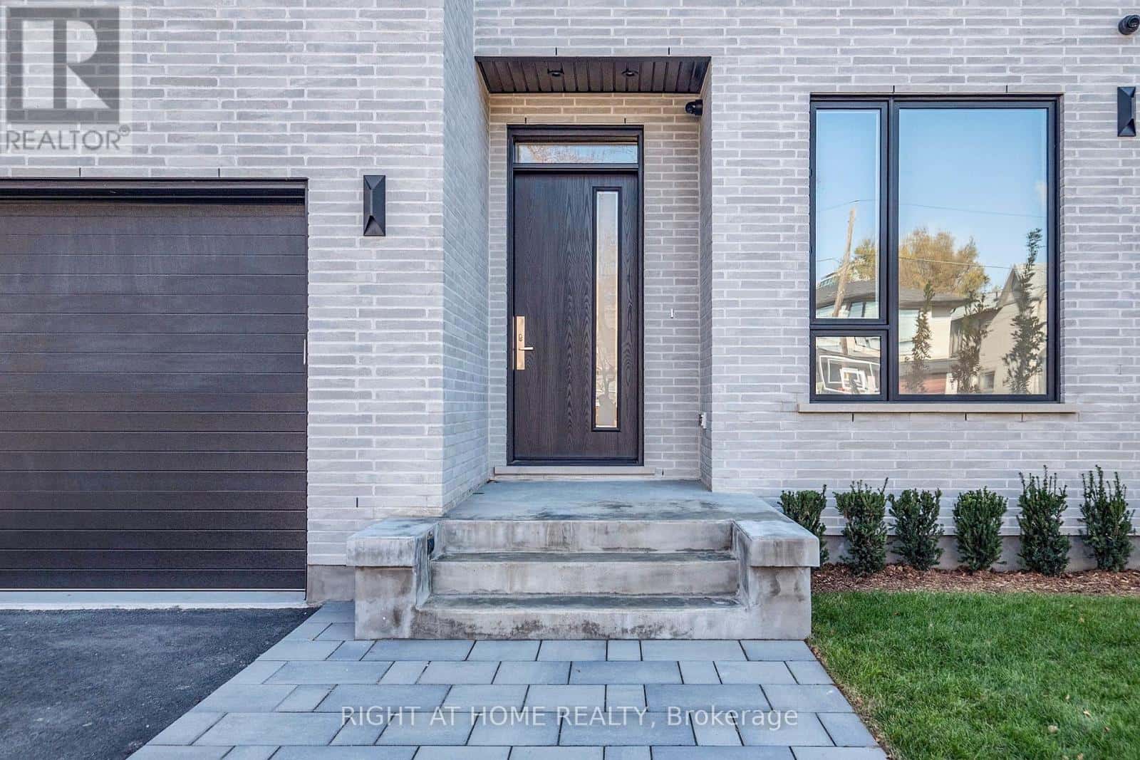 19 PUTNEY ROAD — Toronto (Alderwood), Ontario - Photo 3 of 48