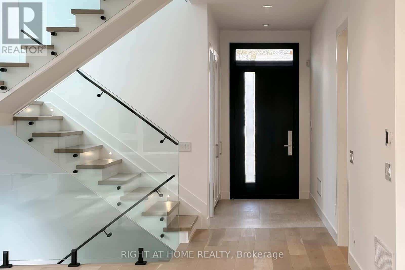 19 PUTNEY ROAD — Toronto (Alderwood), Ontario - Photo 4 of 48