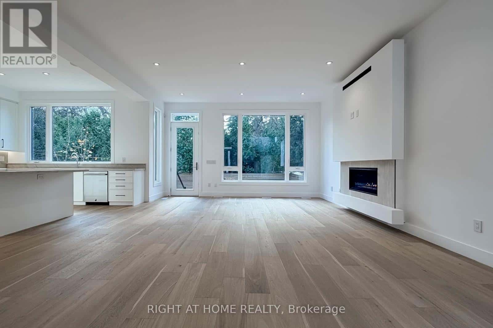 19 PUTNEY ROAD — Toronto (Alderwood), Ontario - Photo 5 of 48