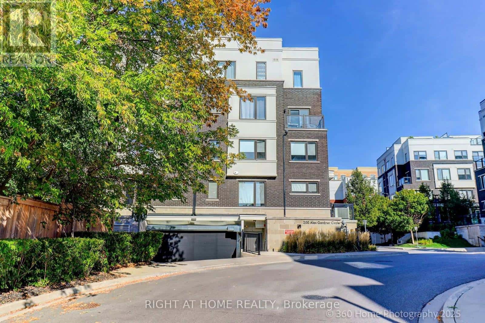 28 - 200 ALEX GARDNER CIRCLE — Aurora (Aurora Village), Ontario - Photo 2 of 22