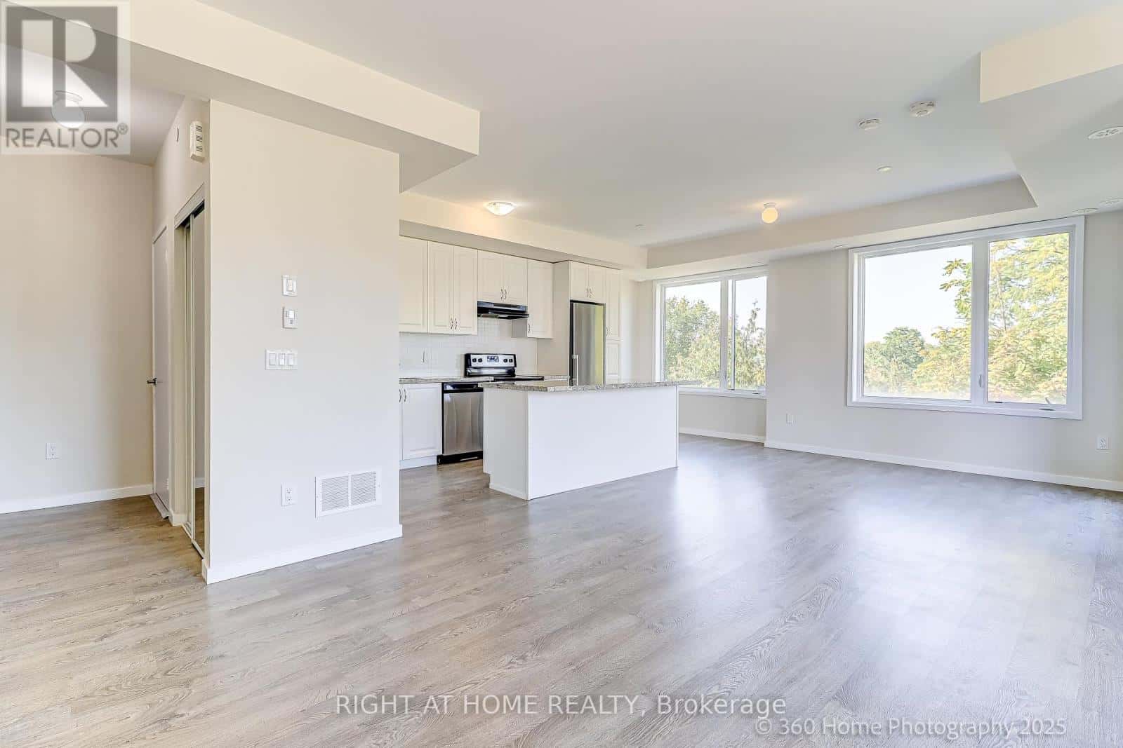 28 - 200 ALEX GARDNER CIRCLE — Aurora (Aurora Village), Ontario - Photo 5 of 22