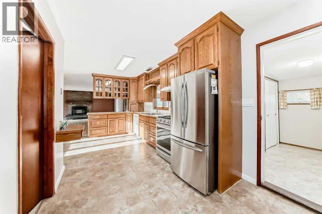 32276 Highway 2 A — Rural Mountain View County, Alberta - Photo 4 of 37