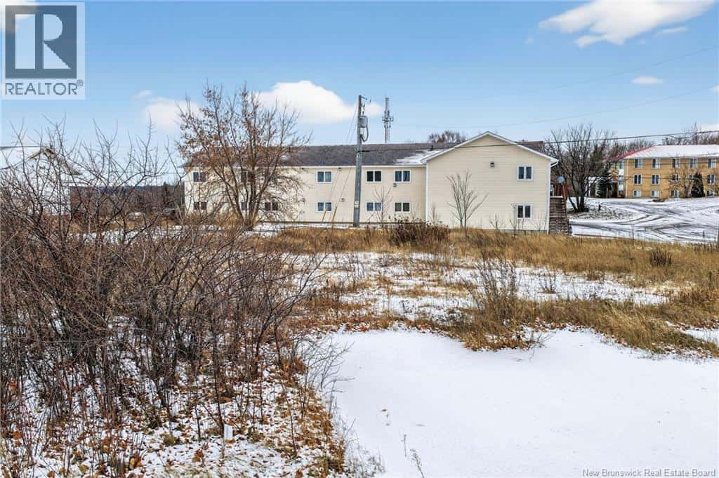 725 Univesity Drive — Bathurst, New Brunswick - Photo 5 of 49