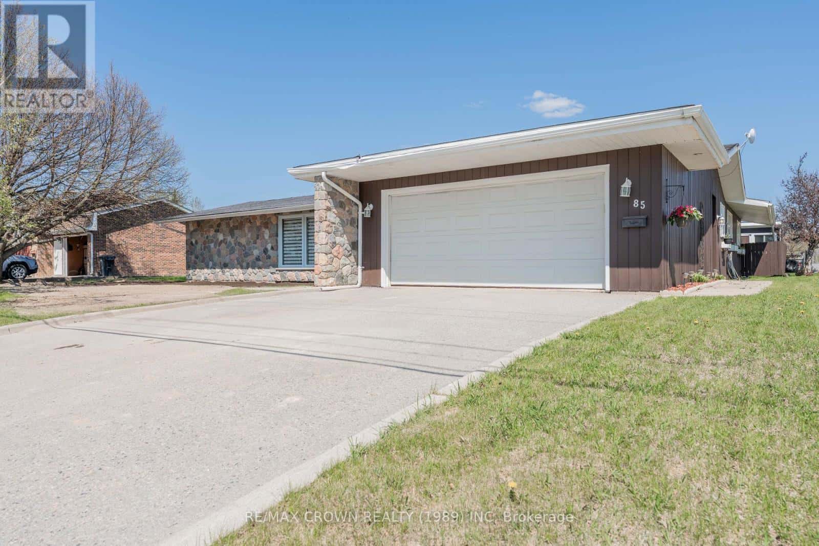 85 AVENUE ROAD — Kapuskasing, Ontario - Photo 2 of 50