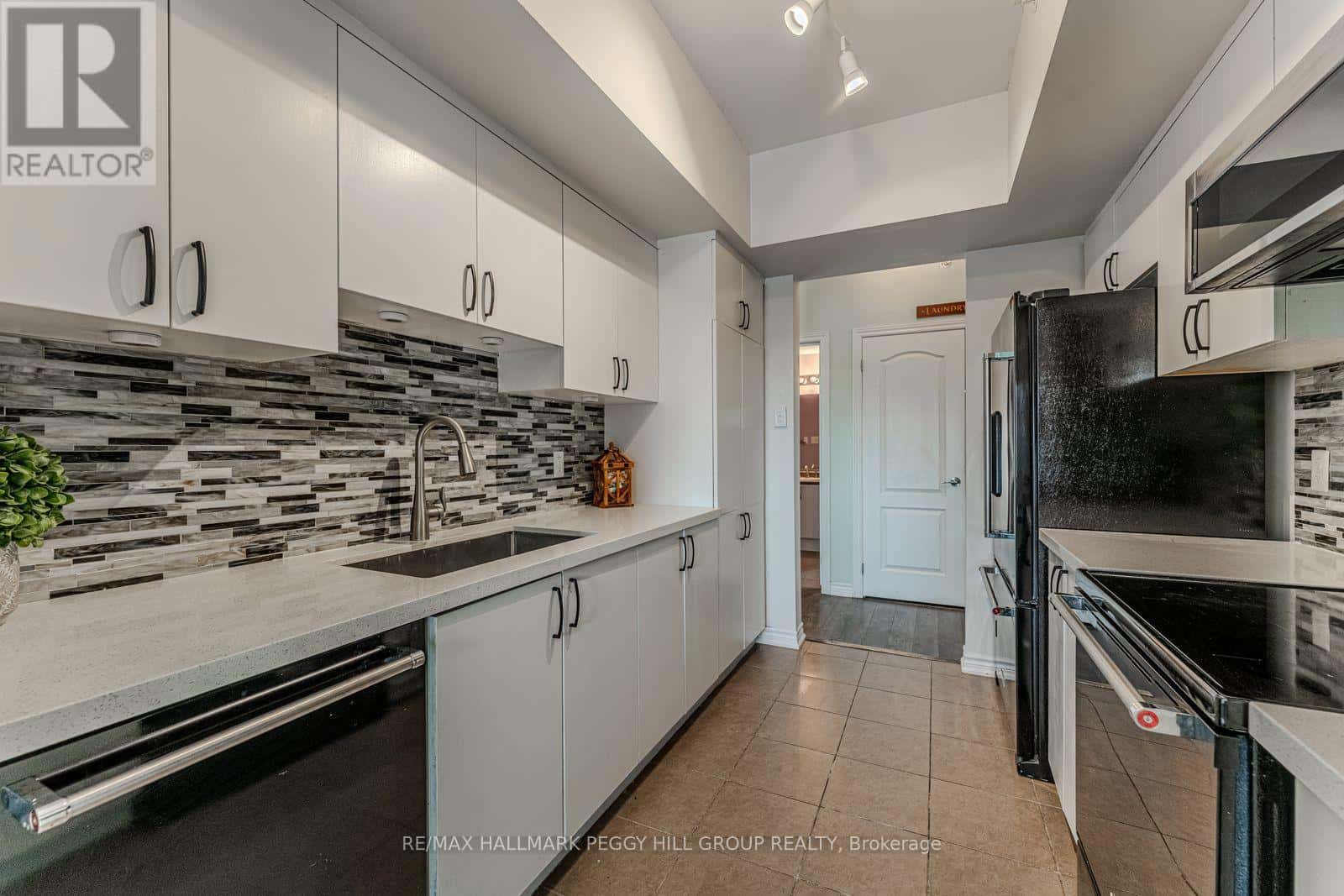 402 - 40 FERNDALE DRIVE S — Barrie (Ardagh), Ontario - Photo 2 of 13