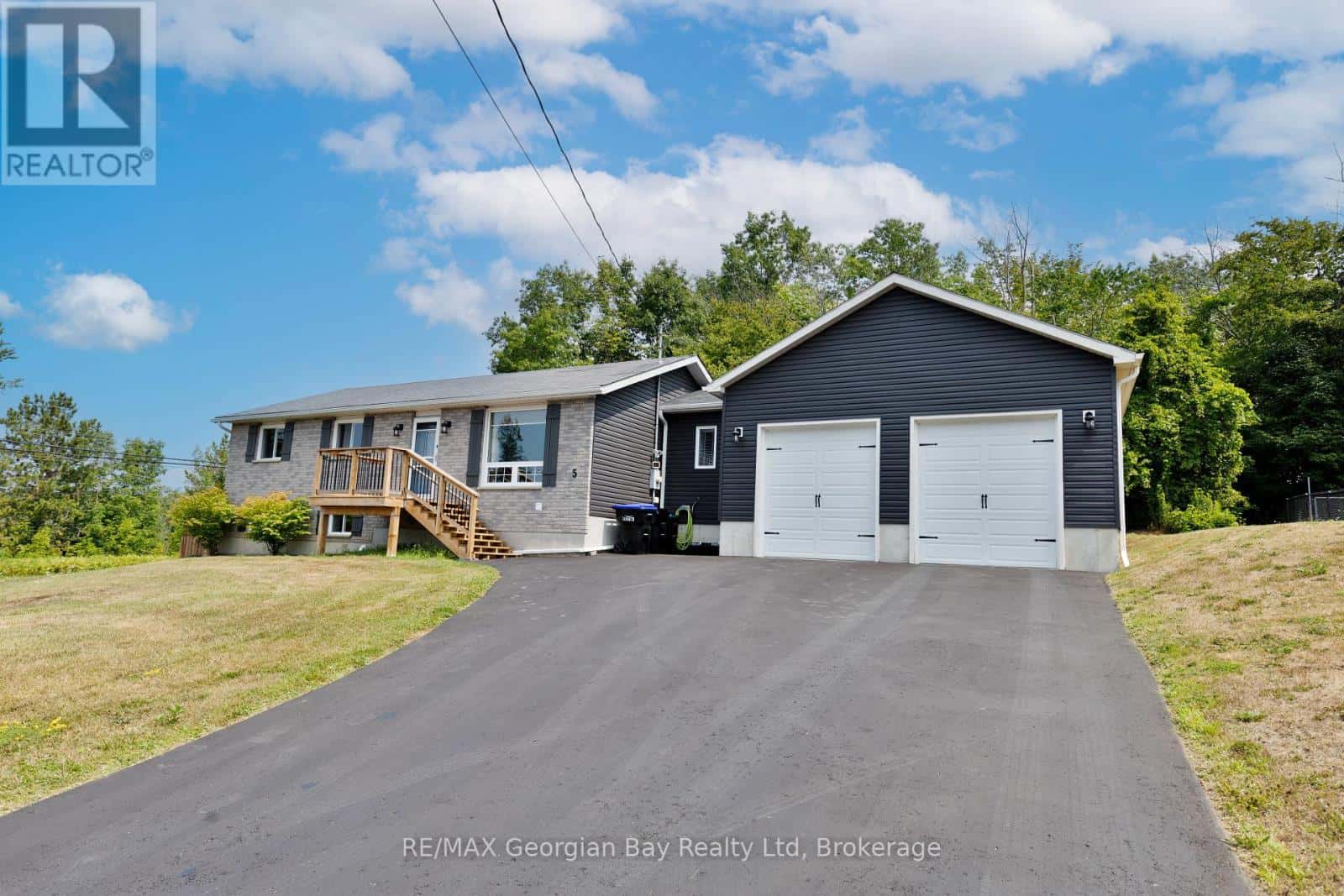 5 EASTON AVENUE — Tay (Port McNicoll), Ontario - Photo 3 of 35