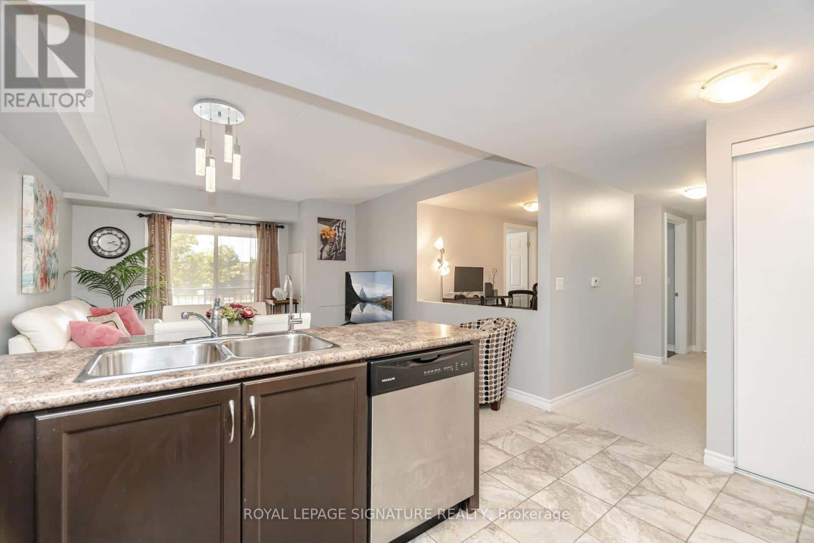 111 - 67 KINGSBURY SQUARE — Guelph (Pineridge/Westminster Woods), Ontario - Photo 3 of 28