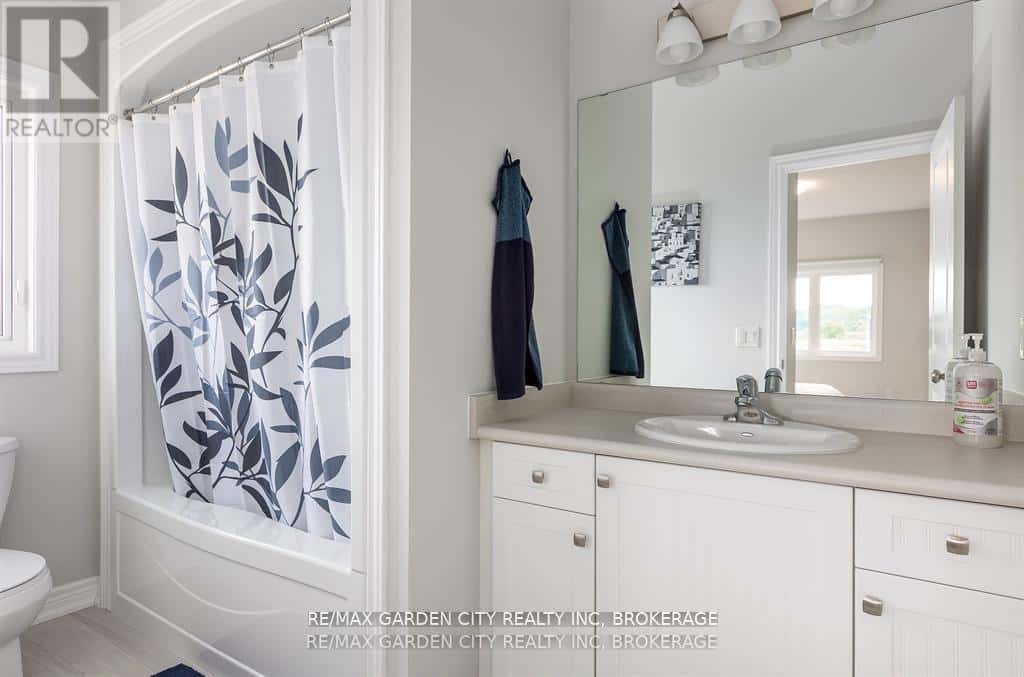 34 BOUNTY AVENUE — Thorold (Rolling Meadows), Ontario - Photo 4 of 33