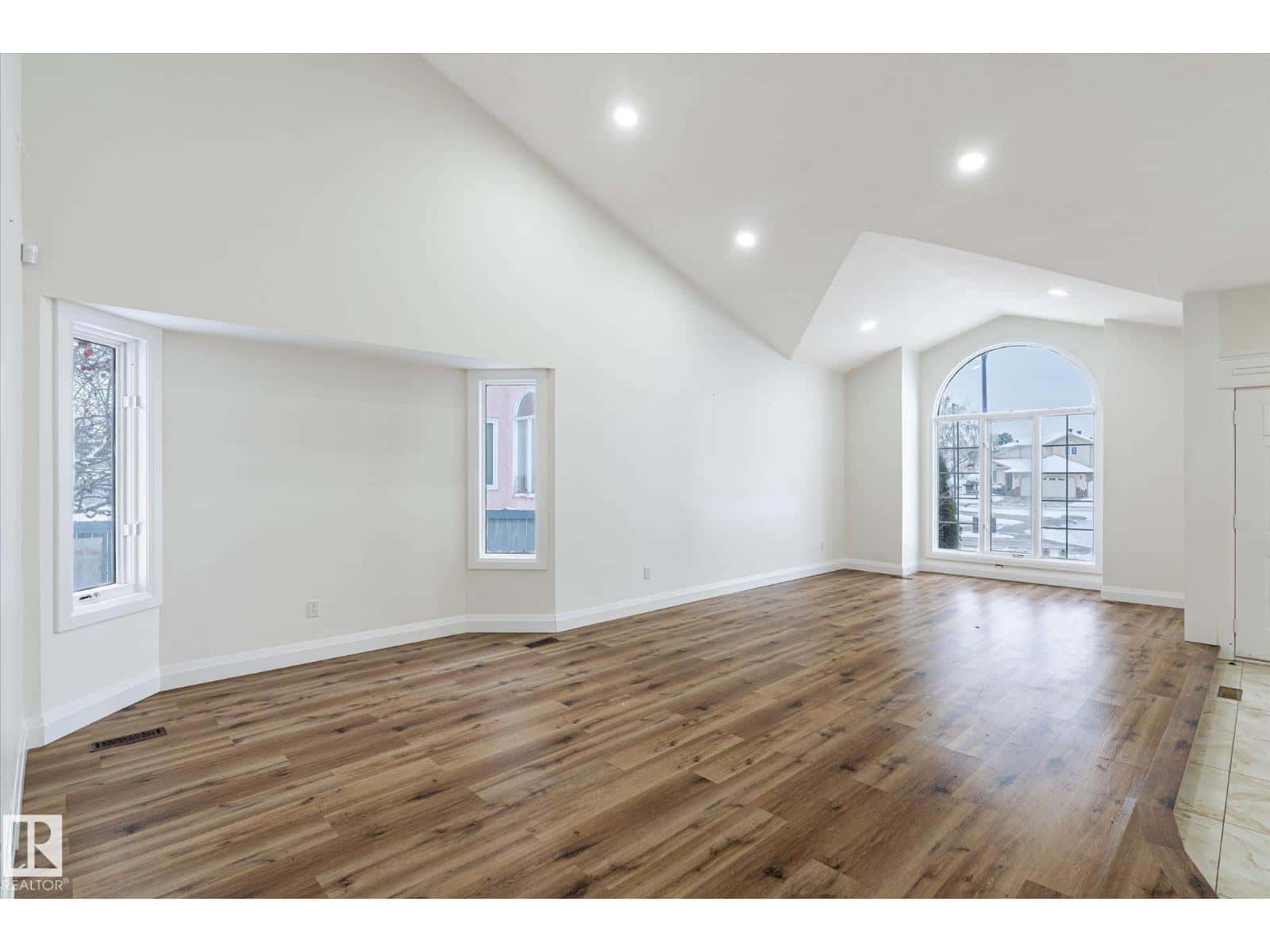 9822 175 AV NW — Edmonton, Alberta - Photo 3 of 50