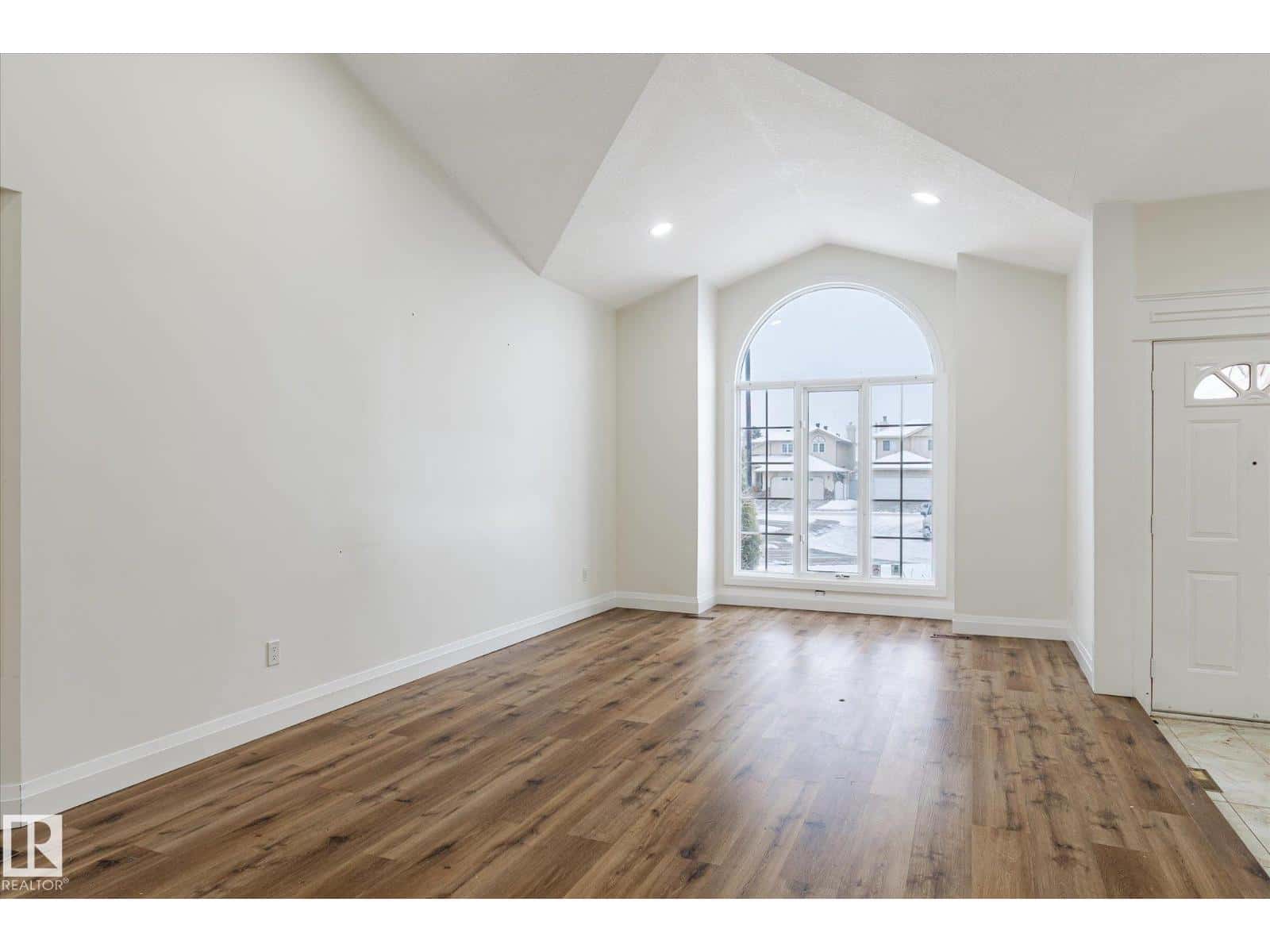 9822 175 AV NW — Edmonton, Alberta - Photo 4 of 50