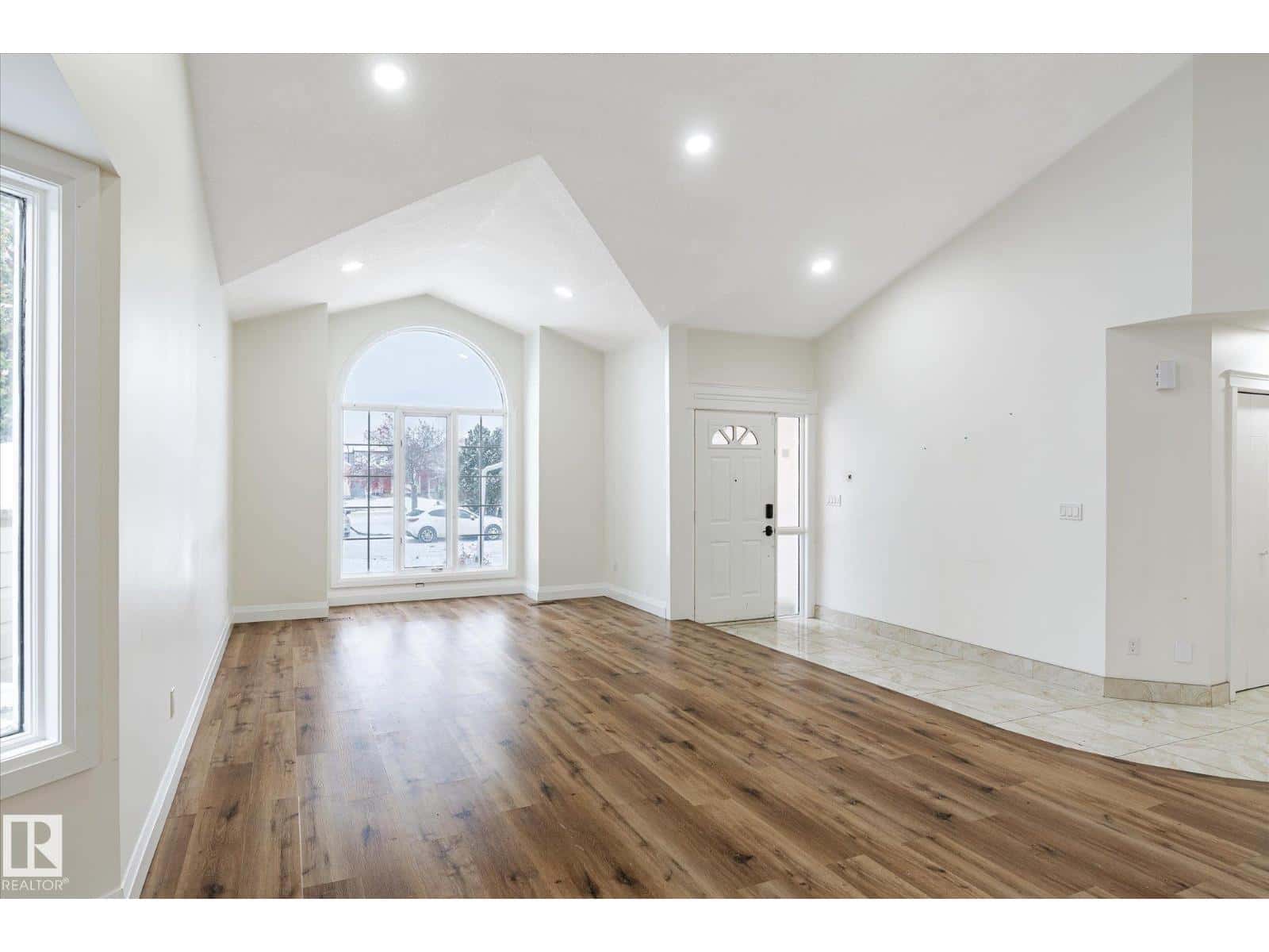 9822 175 AV NW — Edmonton, Alberta - Photo 5 of 50