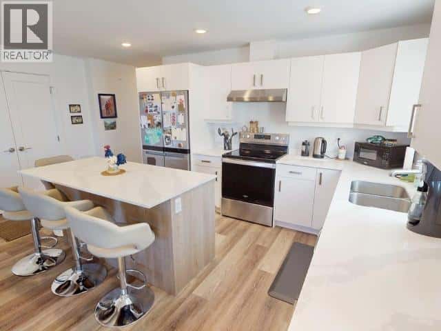 B4-6900 BURNABY STREET — Powell River, British Columbia - Photo 5 of 37