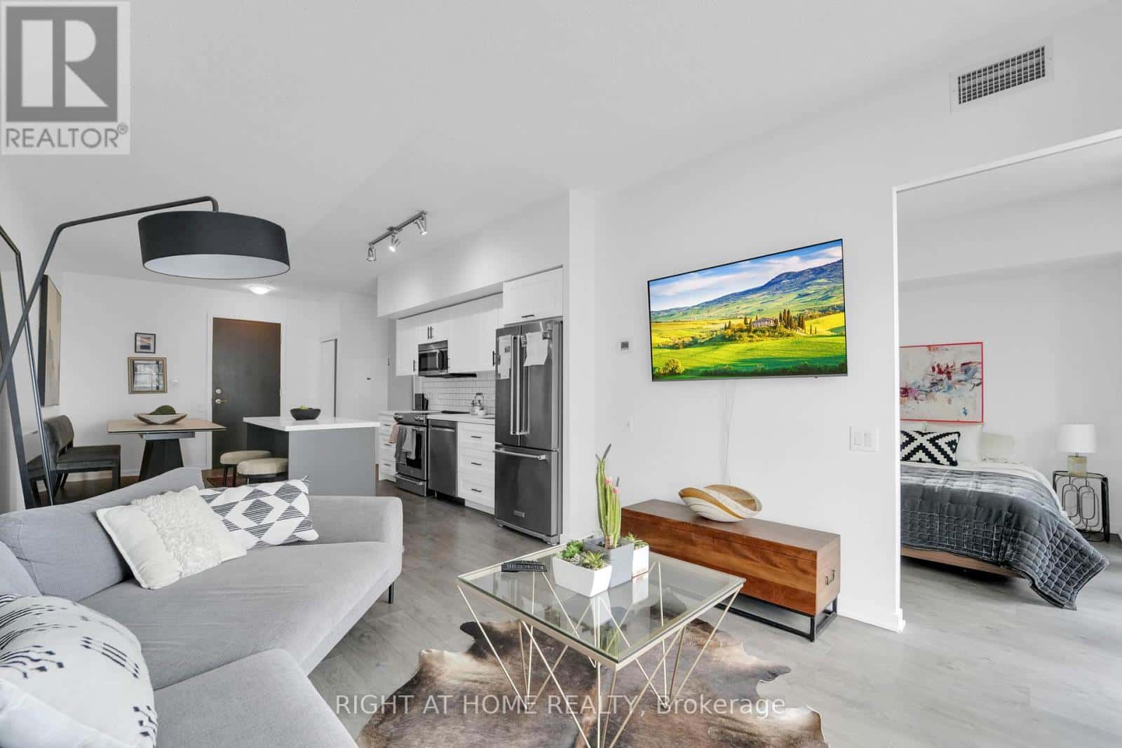 1414 - 105 THE QUEENSWAY — Toronto (High Park-Swansea), Ontario - Photo 2 of 17