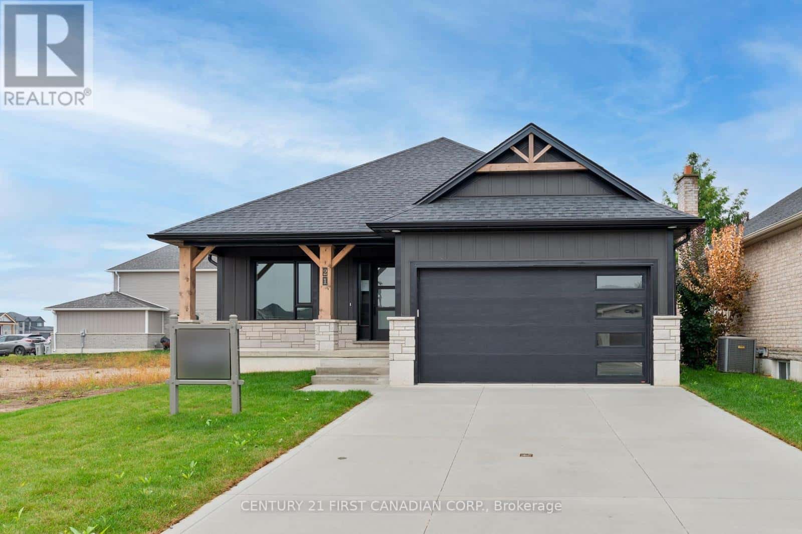 21 HAMILTON STREET — North Middlesex (Ailsa Craig), Ontario - Photo 2 of 26