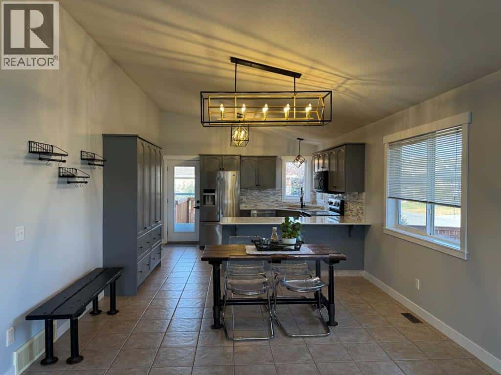 1112 2 Street NE — Sundre, Alberta - Photo 3 of 31