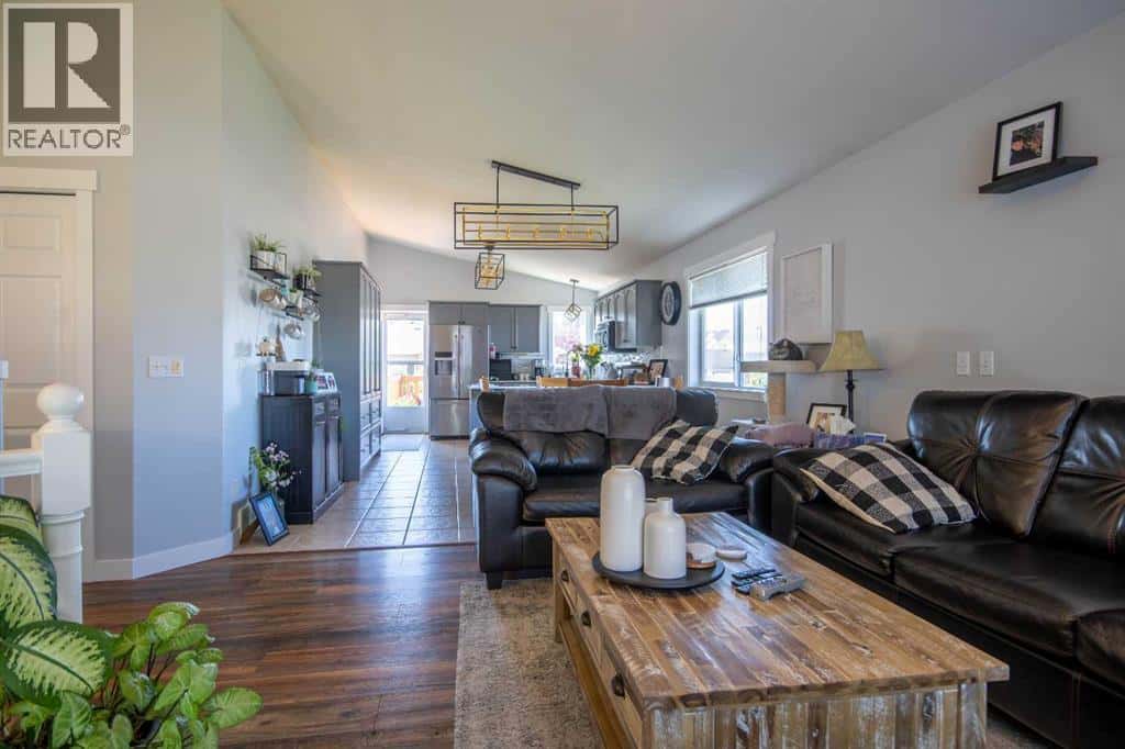 1112 2 Street NE — Sundre, Alberta - Photo 4 of 31