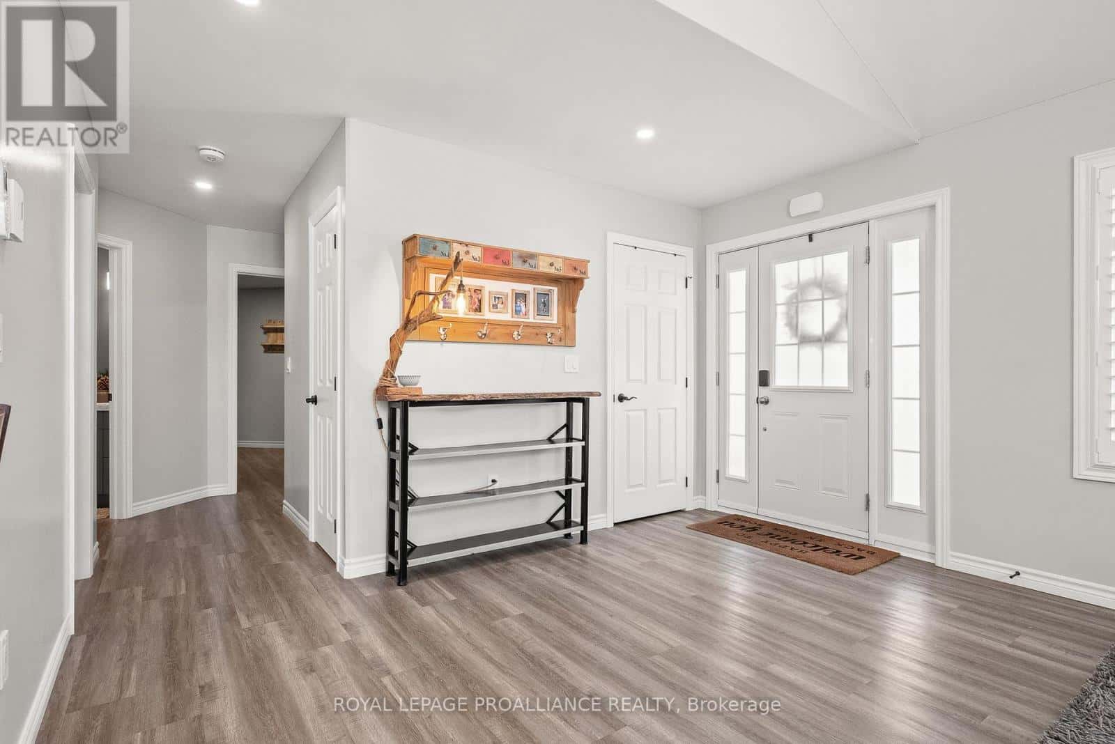 102 - 300 CROFT STREET — Port Hope, Ontario - Photo 5 of 29