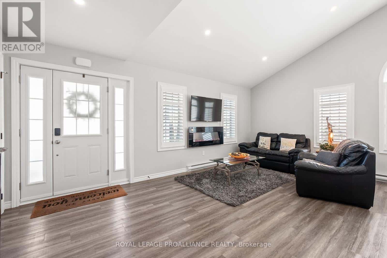 102 - 300 CROFT STREET — Port Hope, Ontario - Photo 4 of 29