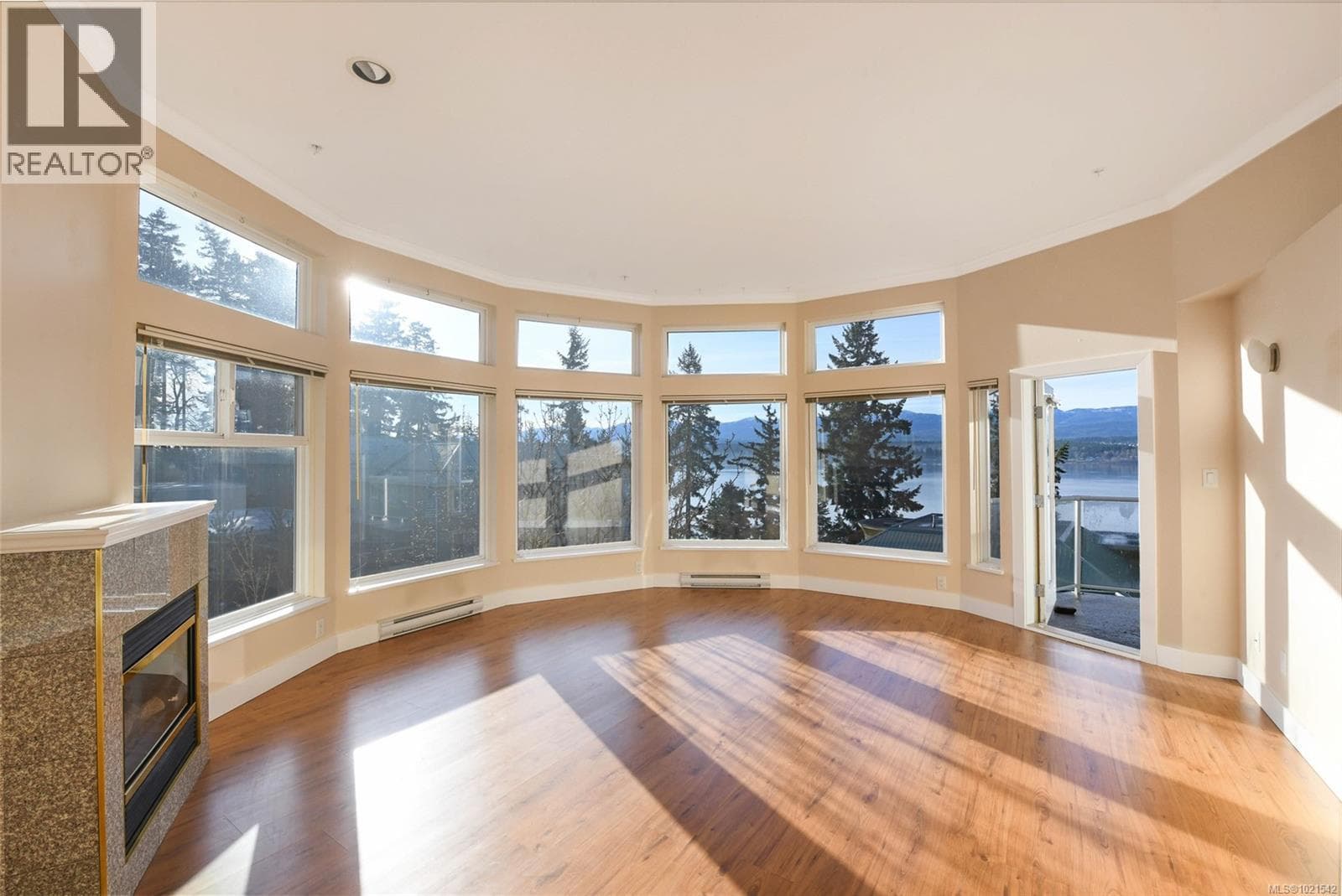 412 2275 Comox Ave — Comox, British Columbia - Main photo