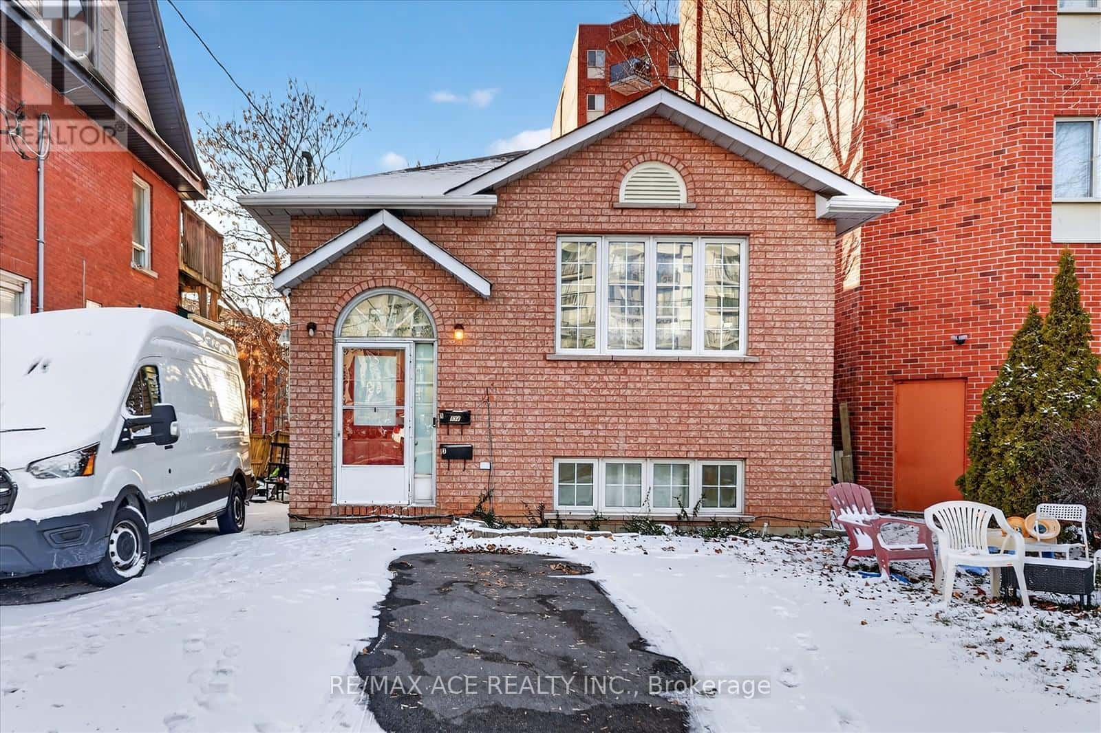 150 CENTRE STREET S — Oshawa (Central), Ontario - Photo 2 of 38