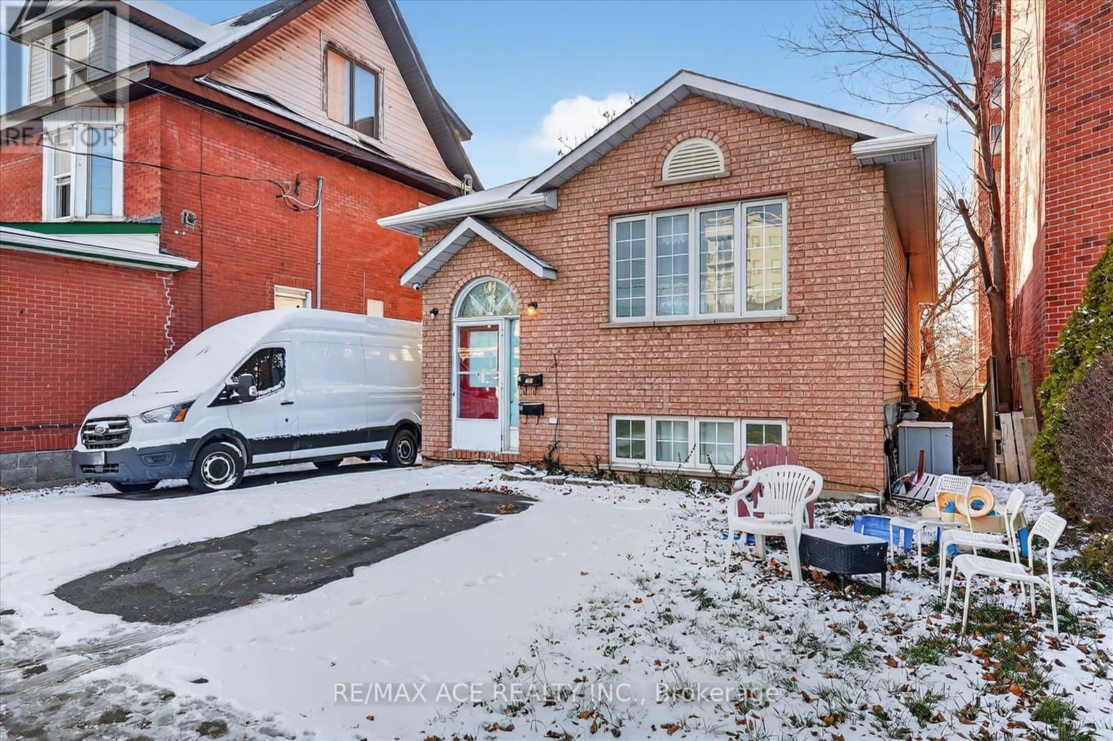 150 CENTRE STREET S — Oshawa (Central), Ontario - Photo 3 of 38