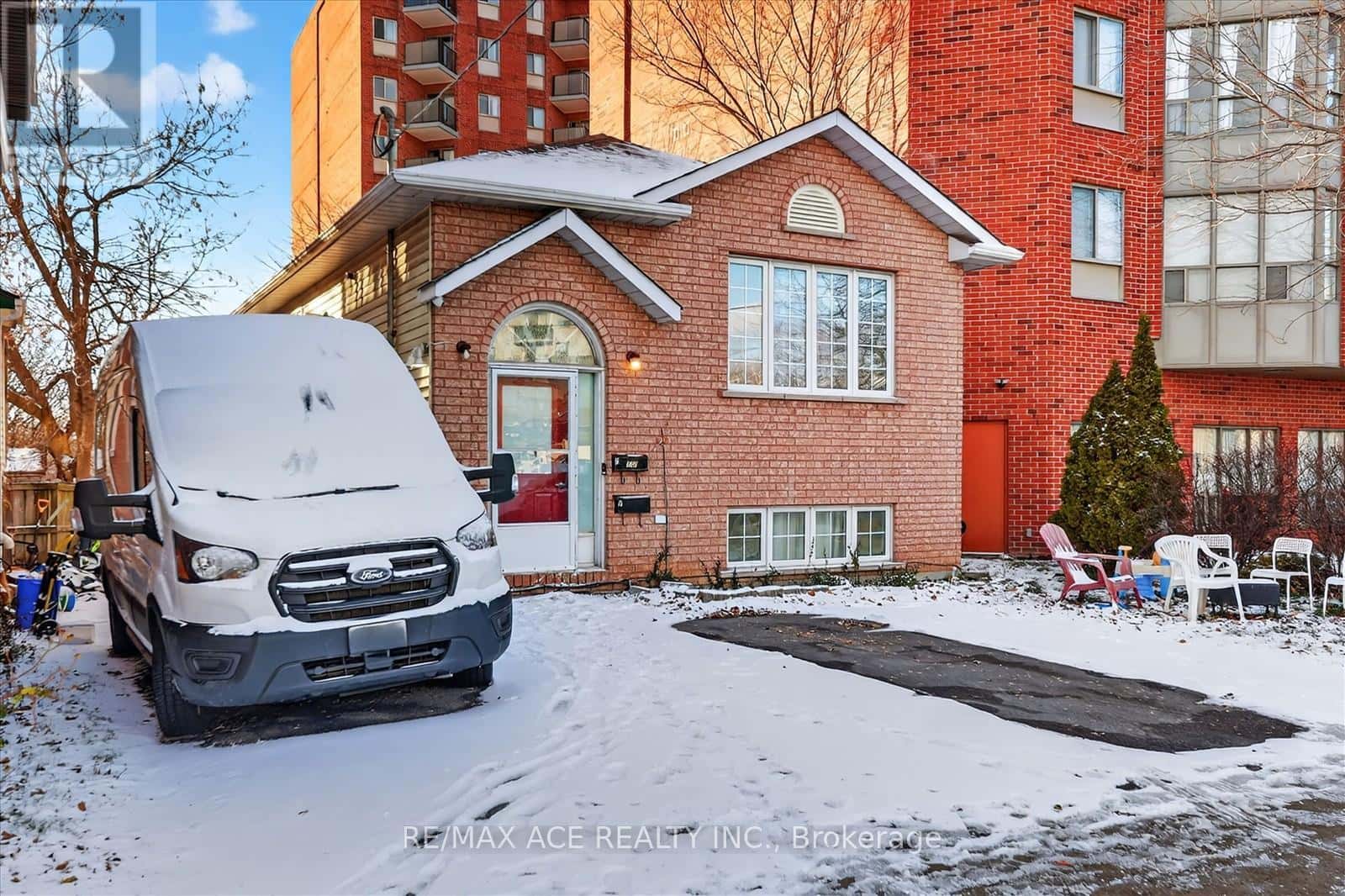 150 CENTRE STREET S — Oshawa (Central), Ontario - Photo 4 of 38