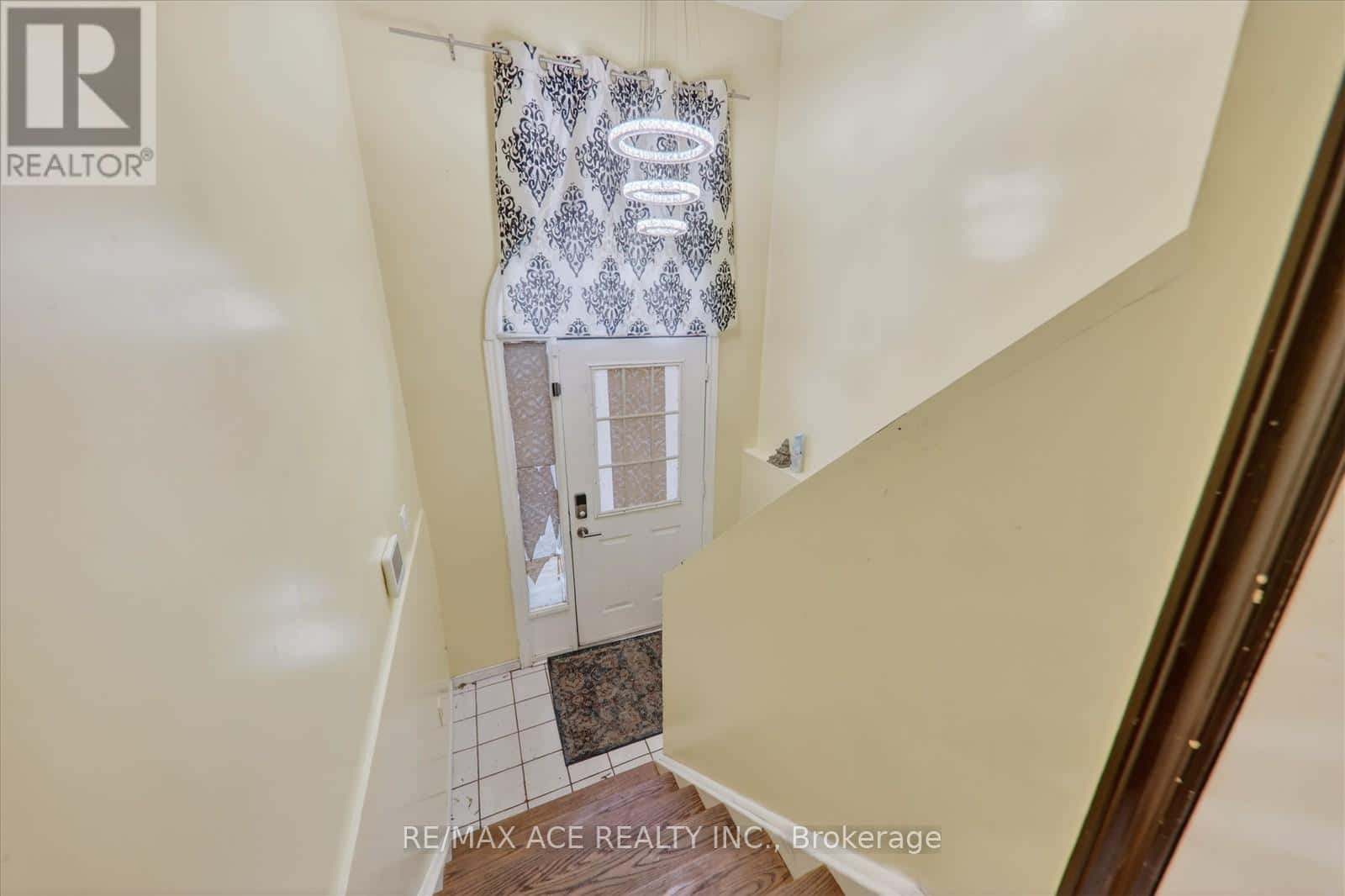 150 CENTRE STREET S — Oshawa (Central), Ontario - Photo 5 of 38