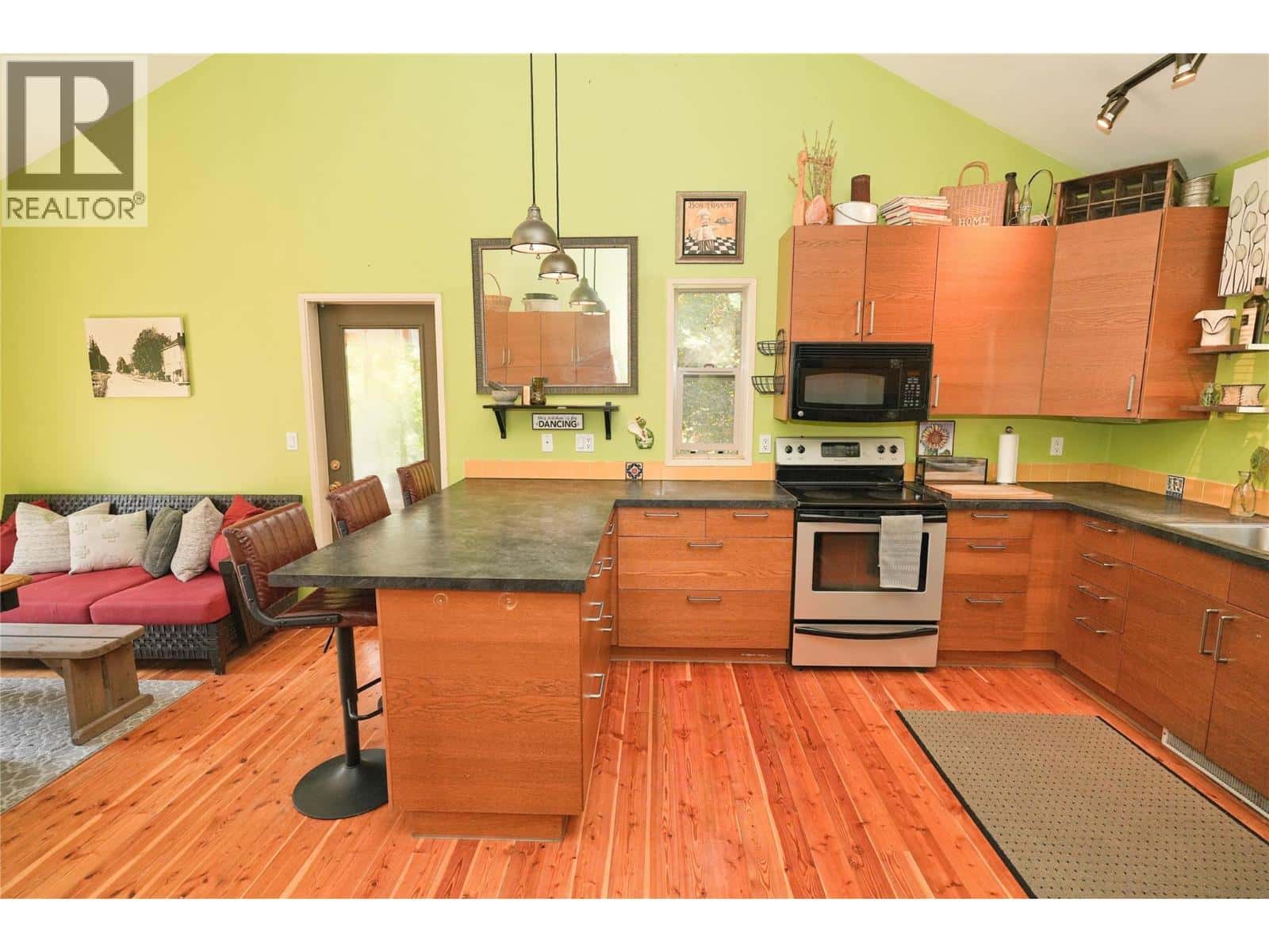 6702 APPLEDALE LOWER Road — Winlaw, British Columbia - Photo 3 of 63