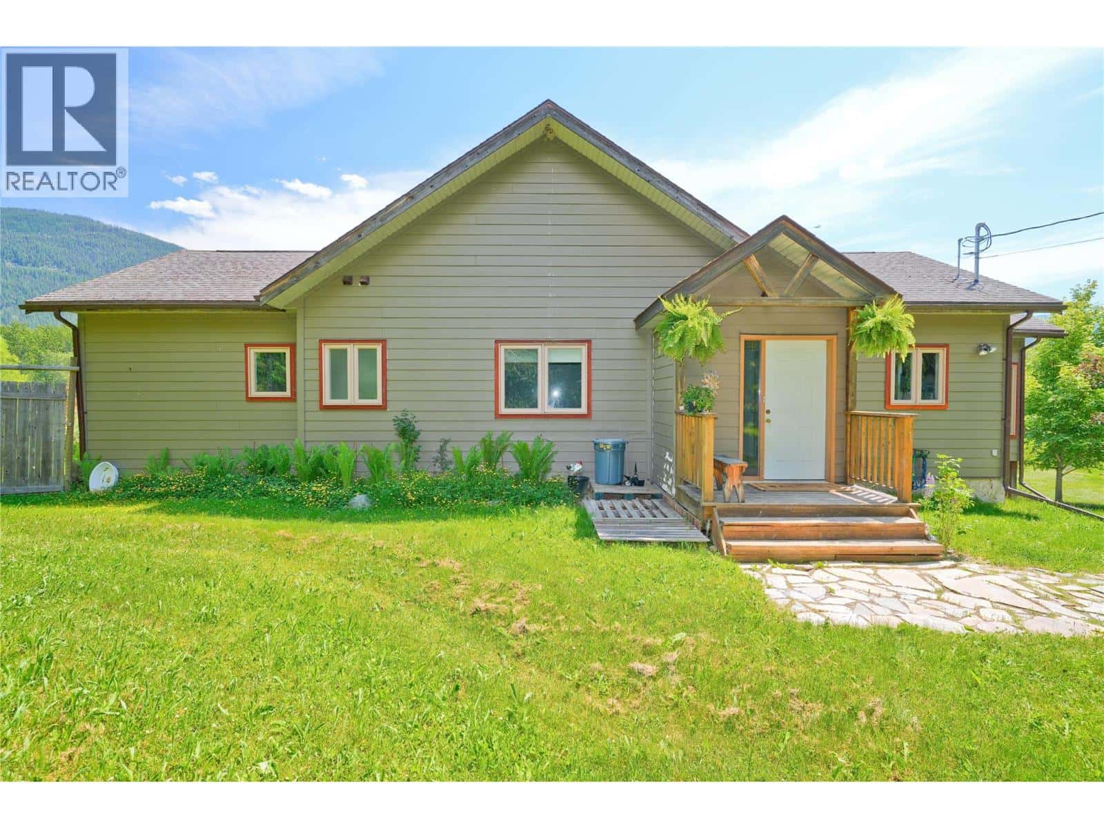 6702 APPLEDALE LOWER Road — Winlaw, British Columbia - Photo 2 of 63