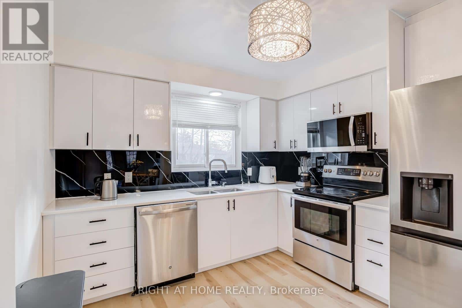 37 - 37 THE CARRIAGE WAY — Markham (Royal Orchard), Ontario - Photo 3 of 19