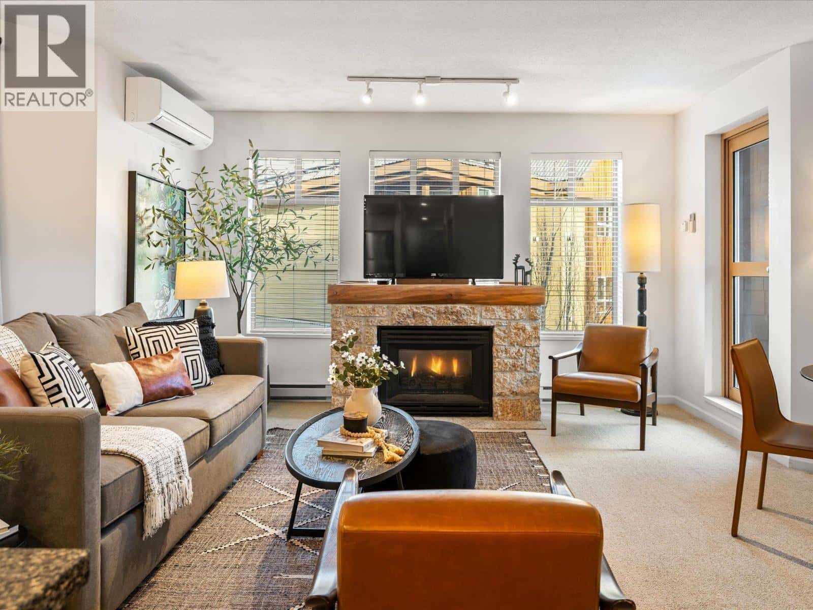 205 4338 MAIN STREET — Whistler, British Columbia - Photo 2 of 33