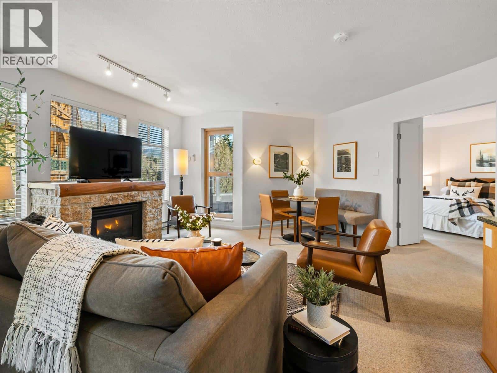 205 4338 MAIN STREET — Whistler, British Columbia - Photo 4 of 33