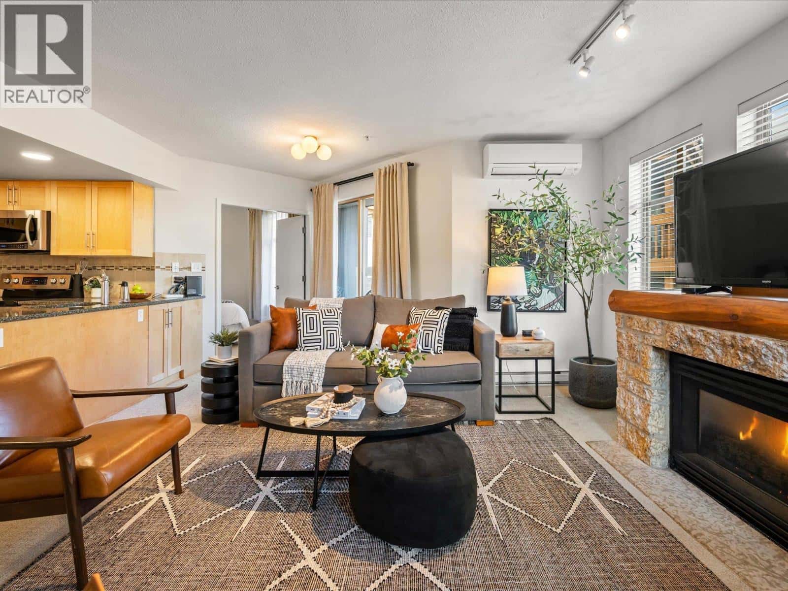 205 4338 MAIN STREET — Whistler, British Columbia - Photo 5 of 33