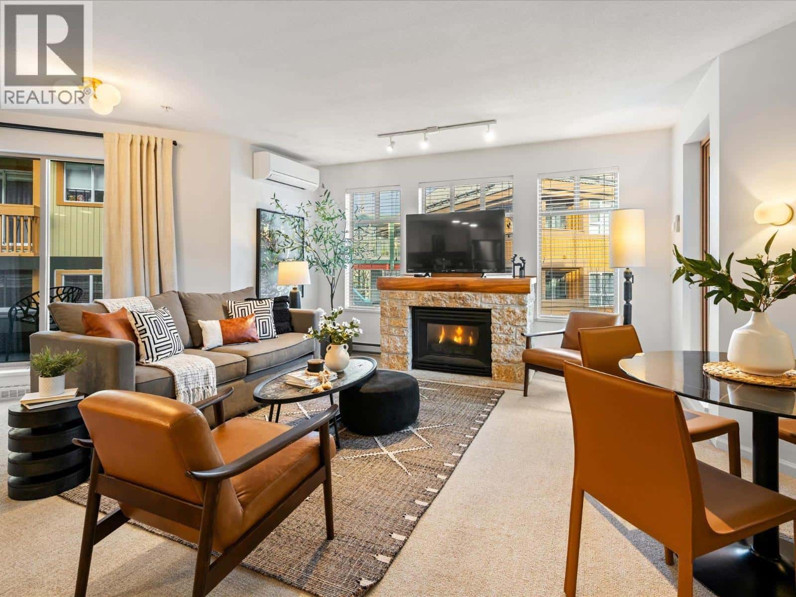 205 4338 MAIN STREET — Whistler, British Columbia - Photo 3 of 33