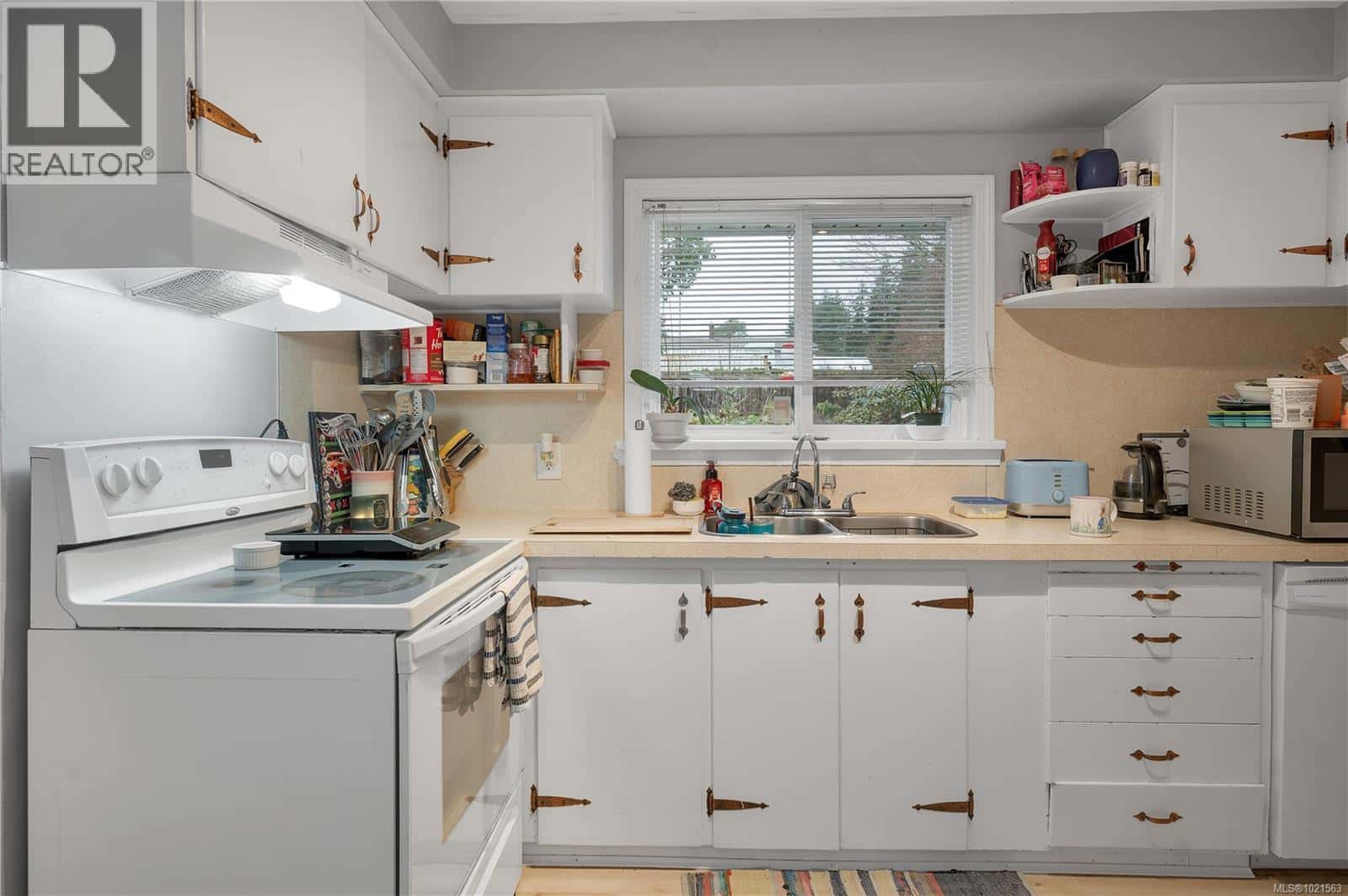 392 Thulin St — Campbell River, British Columbia - Photo 2 of 23