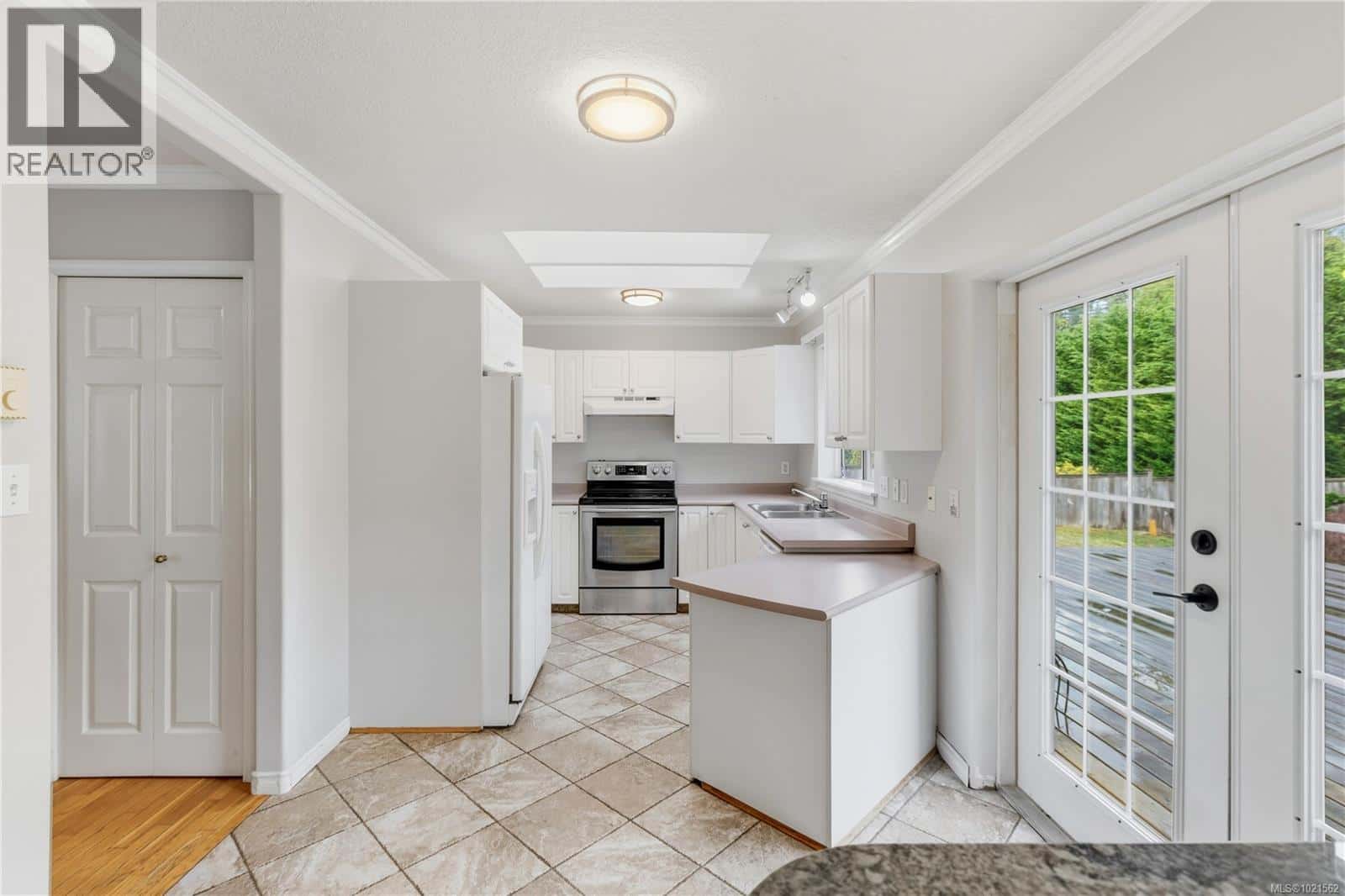 5726 Brookwood Dr — Nanaimo, British Columbia - Photo 2 of 30