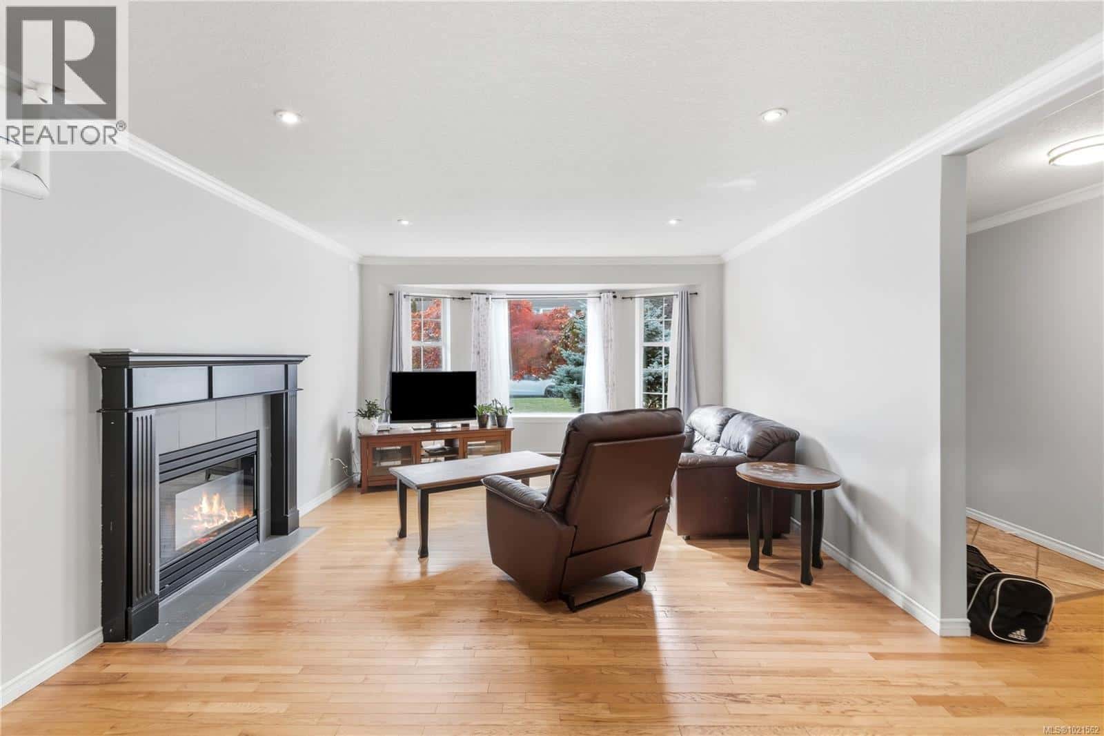 5726 Brookwood Dr — Nanaimo, British Columbia - Photo 3 of 30