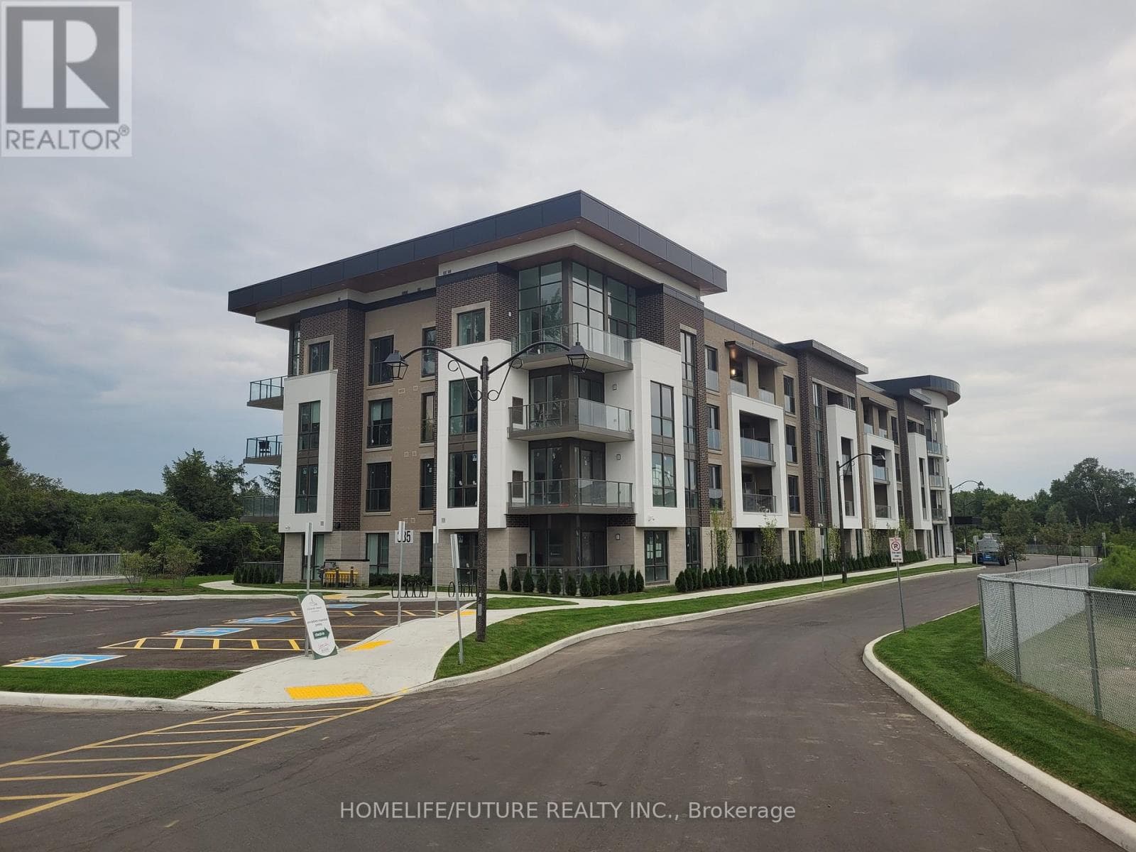 426 - 385 ARTIC RED DRIVE — Oshawa (Windfields), Ontario - Main photo