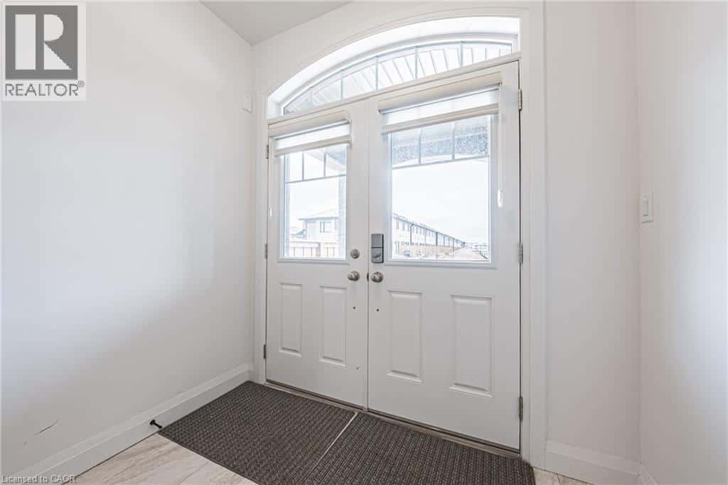 4 BRODDY Avenue — Brantford, Ontario - Photo 5 of 36