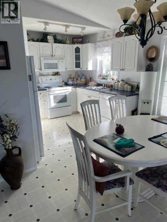 411 1st Street NE — Manning, Alberta - Photo 3 of 23