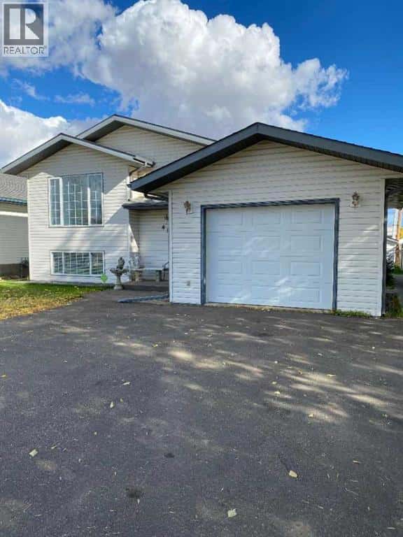 411 1st Street NE — Manning, Alberta - Photo 2 of 23