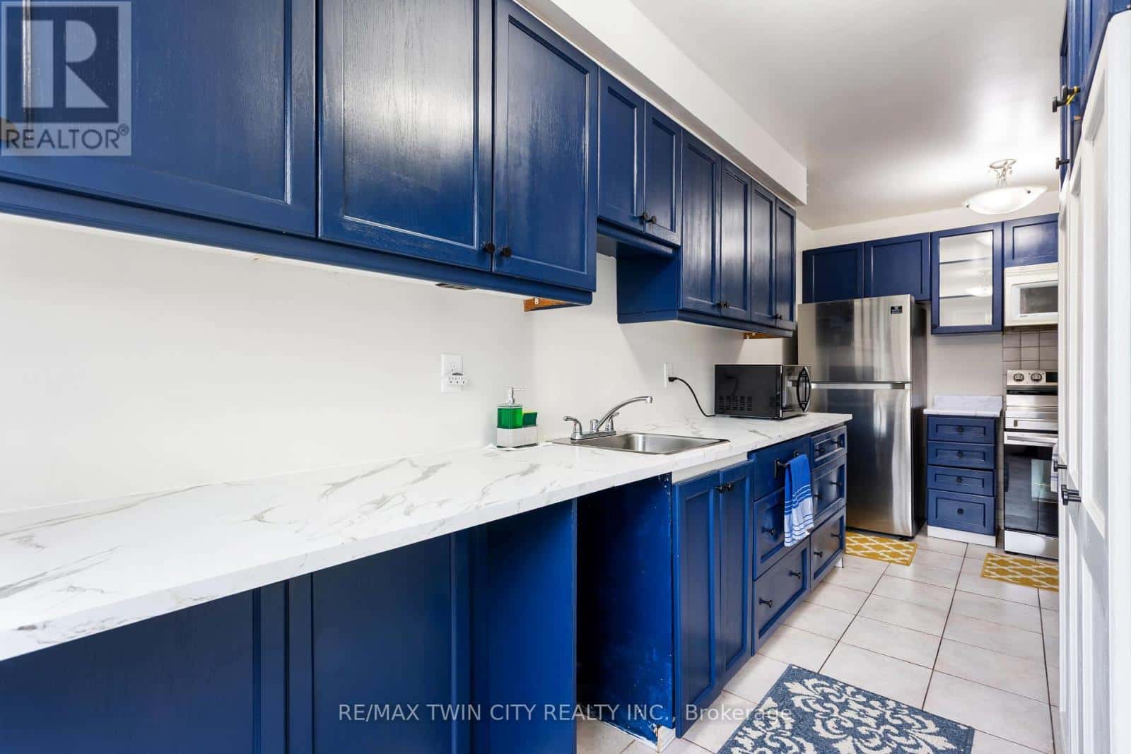 7 EDEN PARK DRIVE — Brampton (Southgate), Ontario - Photo 5 of 27