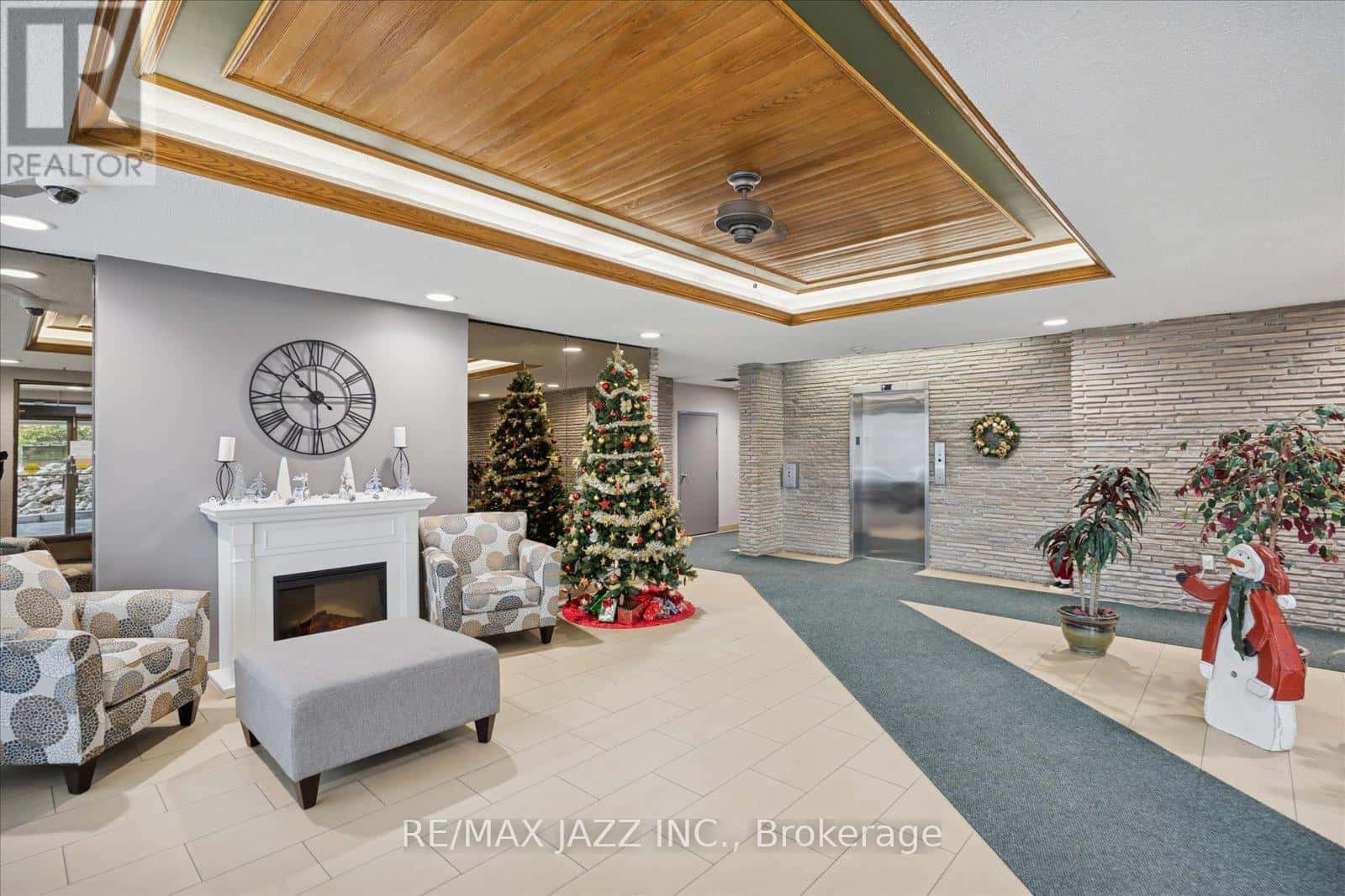 102 - 120 ELGIN STREET W — Oshawa (O'Neill), Ontario - Photo 3 of 23