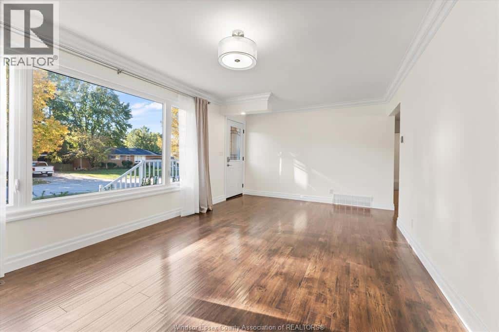 98 COMMISSIONER DRIVE — Kingsville, Ontario - Photo 3 of 21