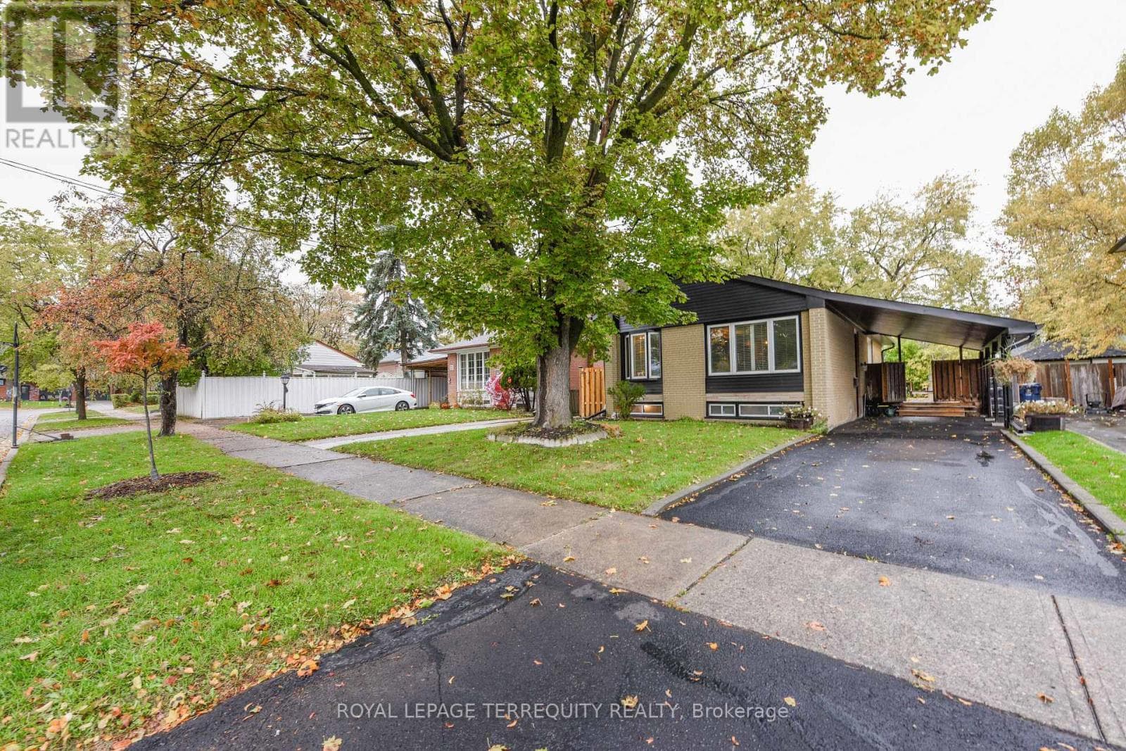 20 HALLOW CRESCENT — Toronto (Rexdale-Kipling), Ontario - Main photo