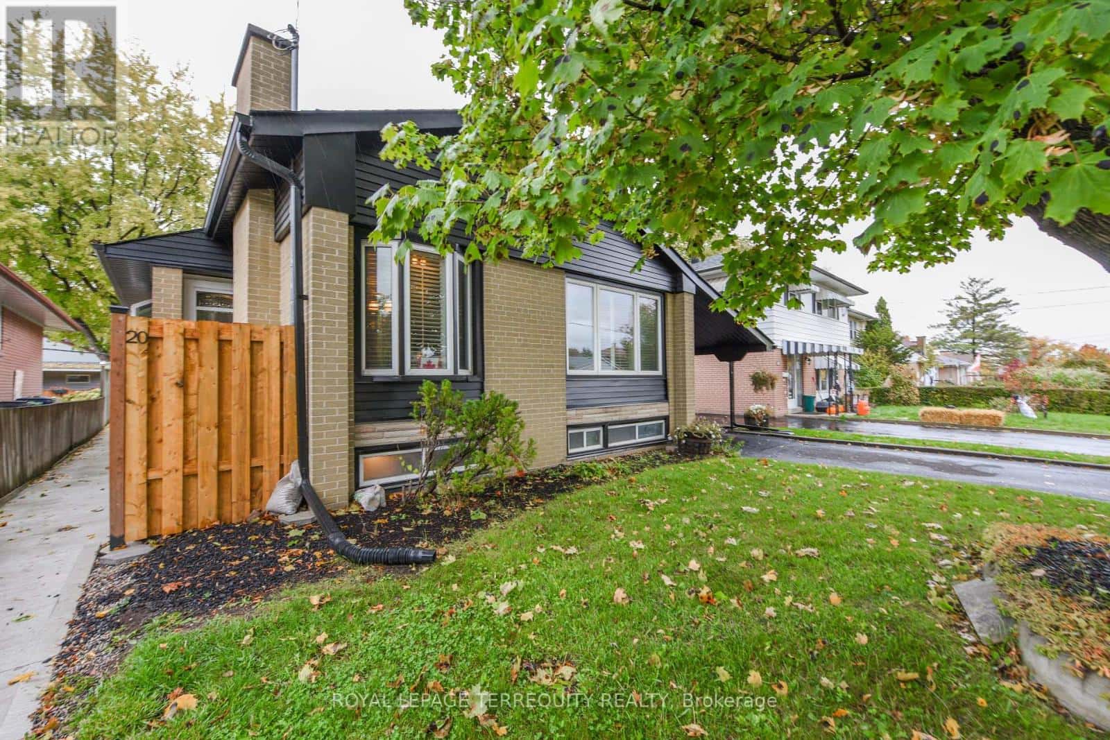 20 HALLOW CRESCENT — Toronto (Rexdale-Kipling), Ontario - Photo 3 of 49