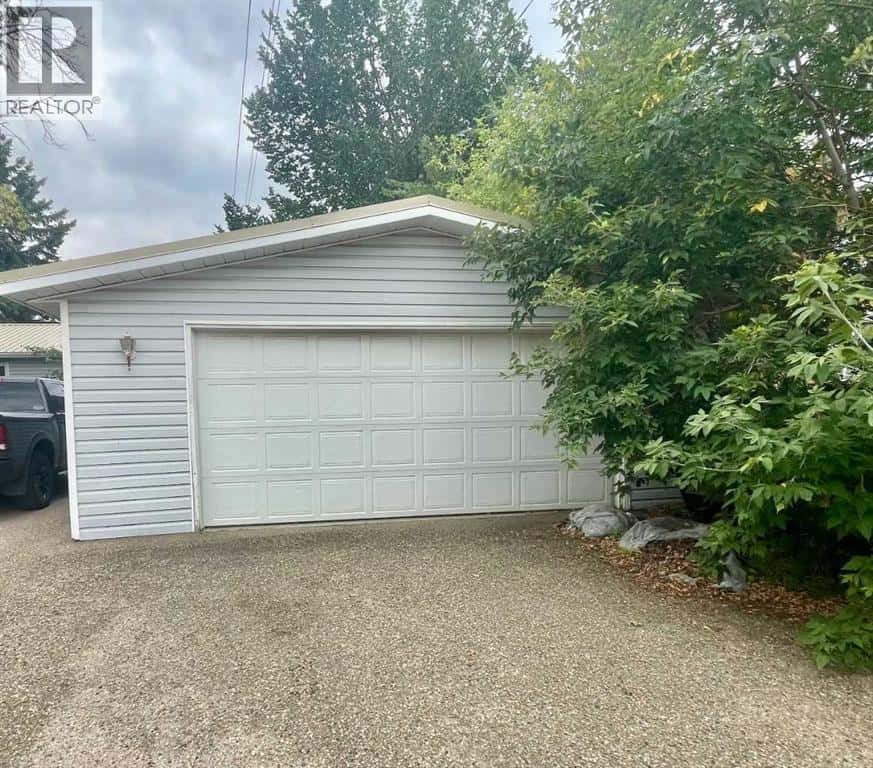 4836 50 Avenue — Vermilion, Alberta - Photo 3 of 20