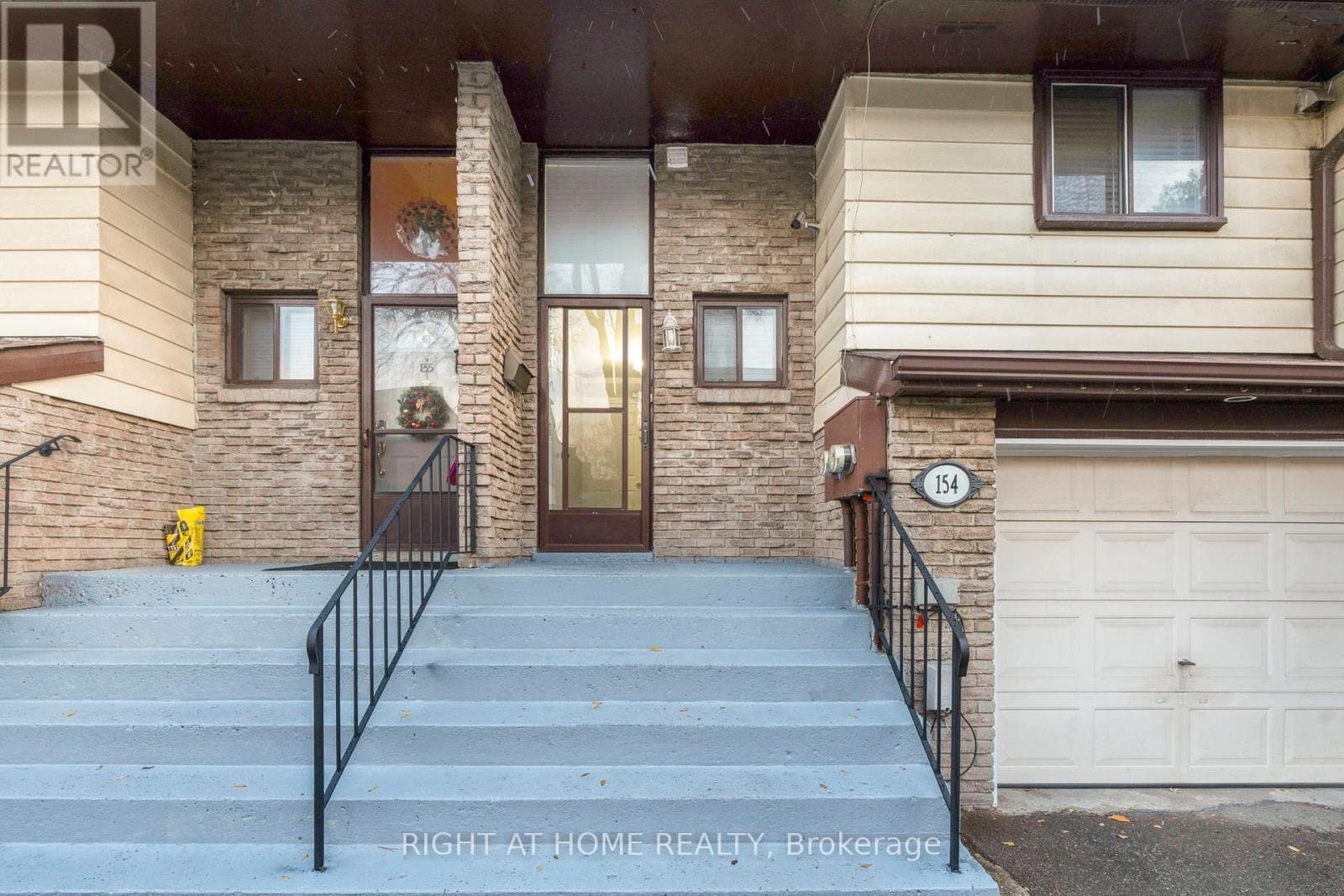 154 - 180 MISSISSAUGA VALLEY BOULEVARD — Mississauga (Cooksville), Ontario - Main photo